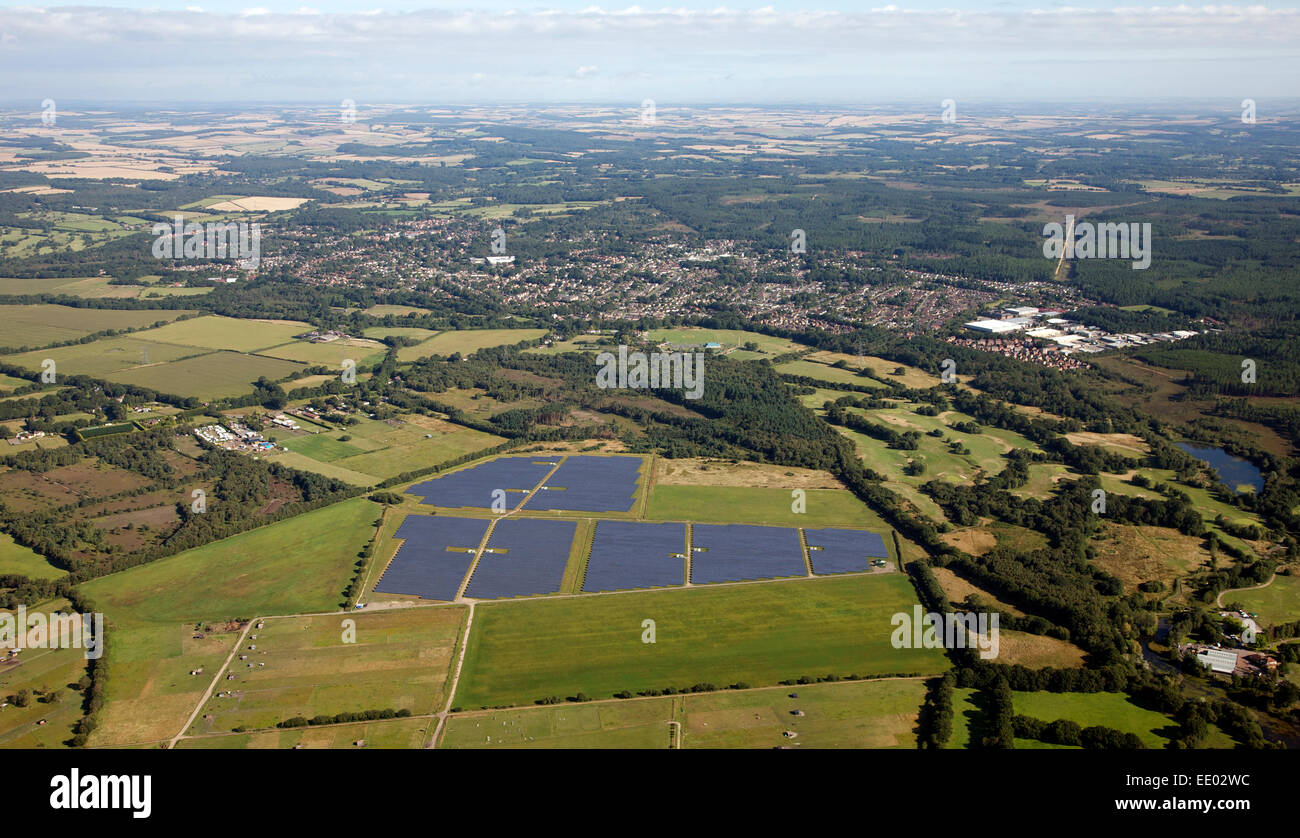 Vista aerea di un impianto fotovoltaico in Inghilterra, Regno Unito Foto Stock