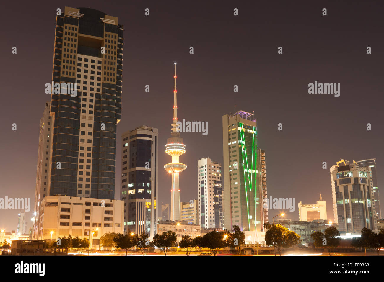 Skyline di Kuwait City illuminata di notte, Medio Oriente Foto Stock