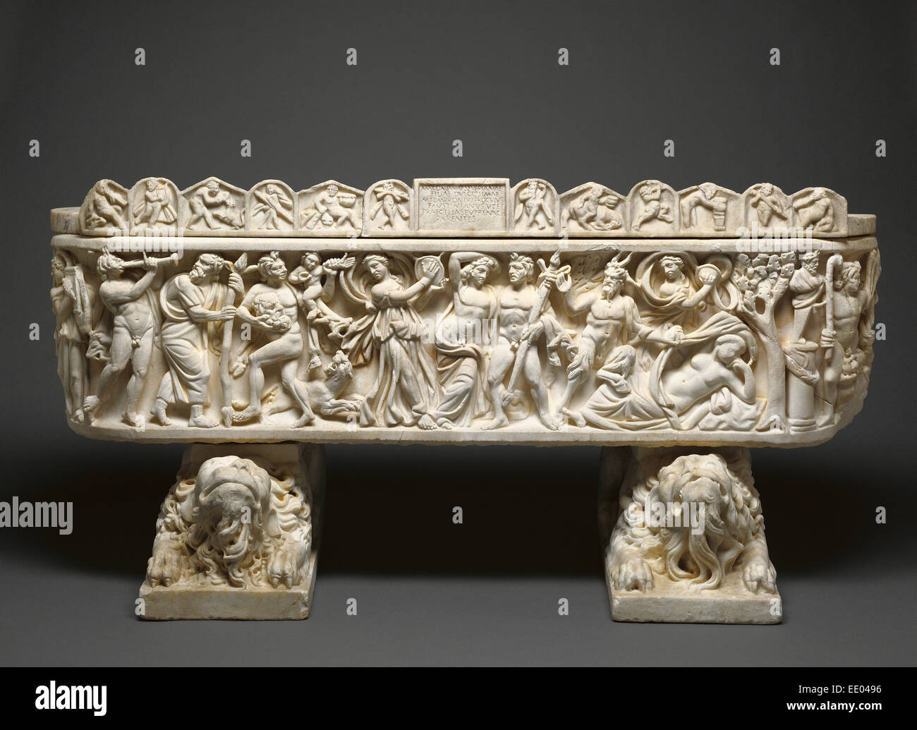 Sarcofago e coperchio, accovacciato Lion supporta; sconosciuta; 210 - 220; i piedi del XIX secolo; marmo Foto Stock