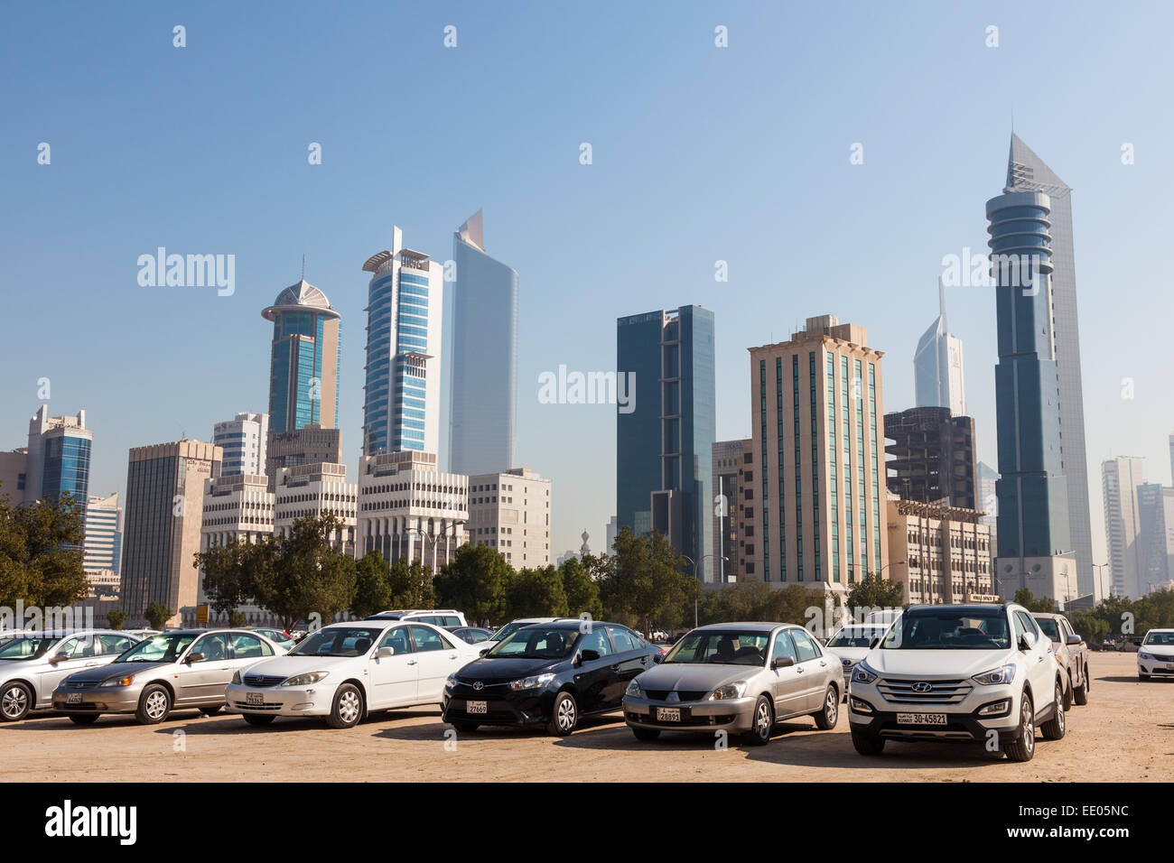 Skyline di Kuwait City con un parcheggio auto in primo piano Foto Stock