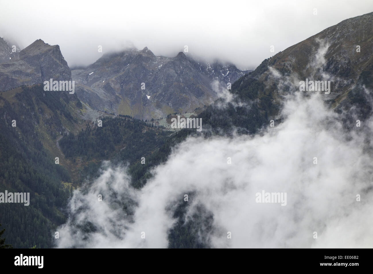 Wolken im Gebirge, schlechtes Wetter, nuvole in montagna, di cattive condizioni atmosferiche, montagne, montagna, Alpi, nuvole, nuvoloso, foschia, nebbia Foto Stock