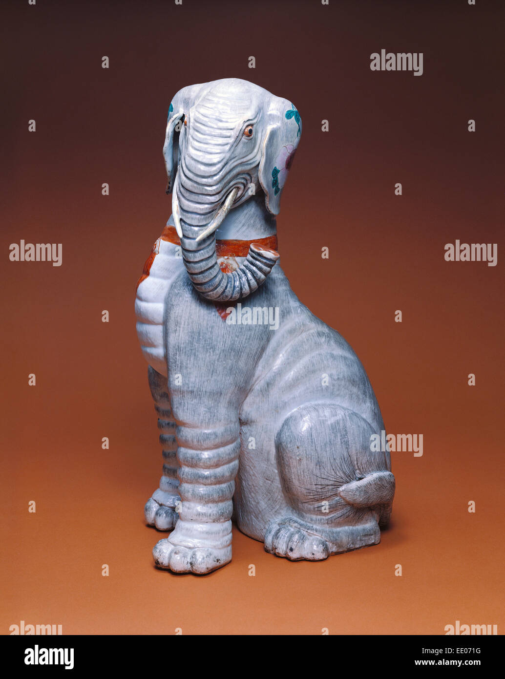 La figura di un elefante; sconosciuta; Cina, Asia; 1736 - 1795; Hard-incollare porcellana policroma decorazione smaltata, la doratura Foto Stock