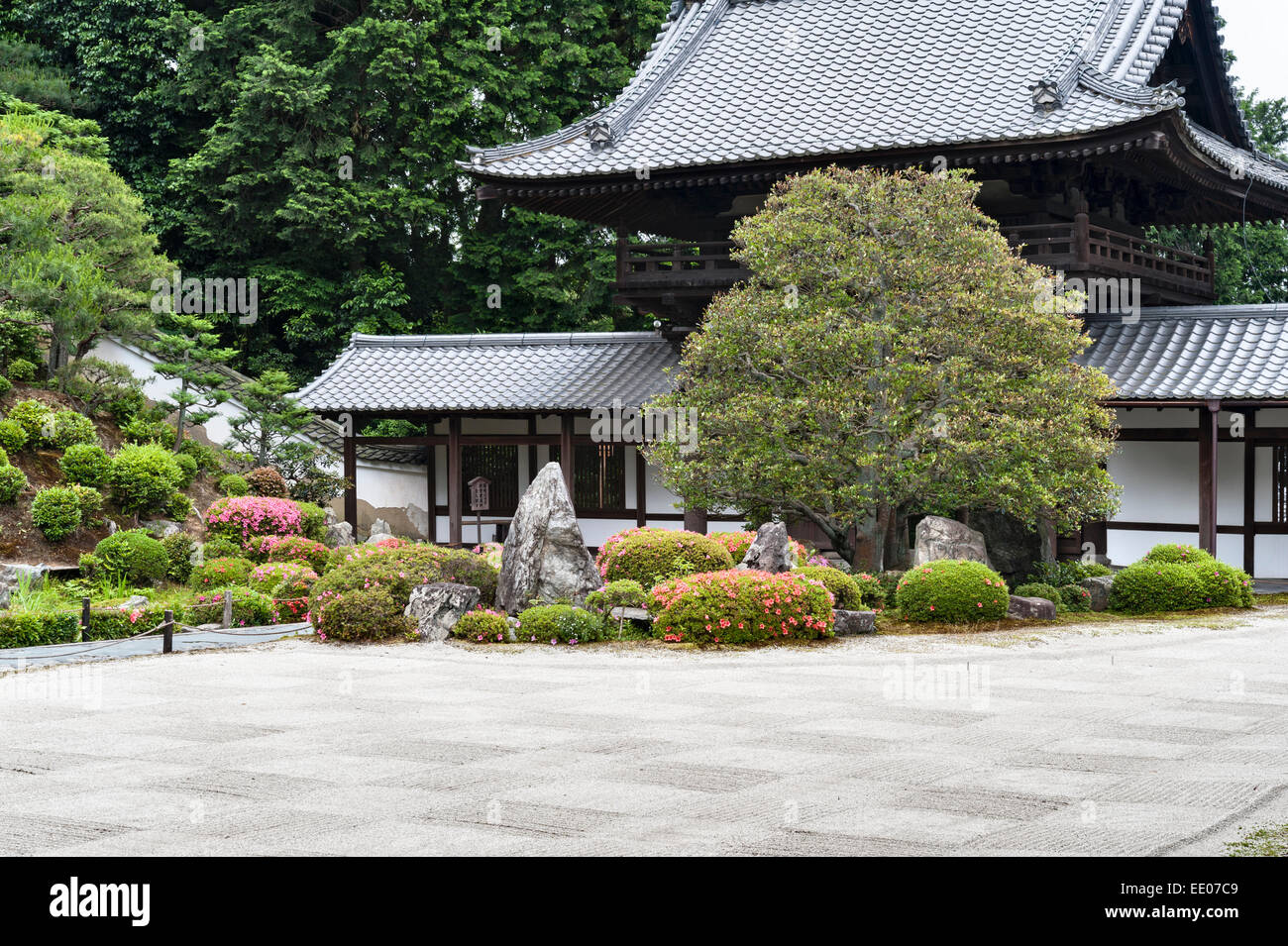 Tempio Kaisan-do zen, Tofuku-ji, Kyoto, Giappone. La sabbia nel giardino kare-sansui (asciutto) è accuratamente rastrellata in un motivo a scacchi Foto Stock
