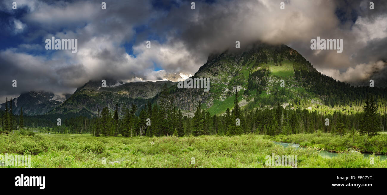 Bellissima valle nelle montagne di Altai Foto Stock