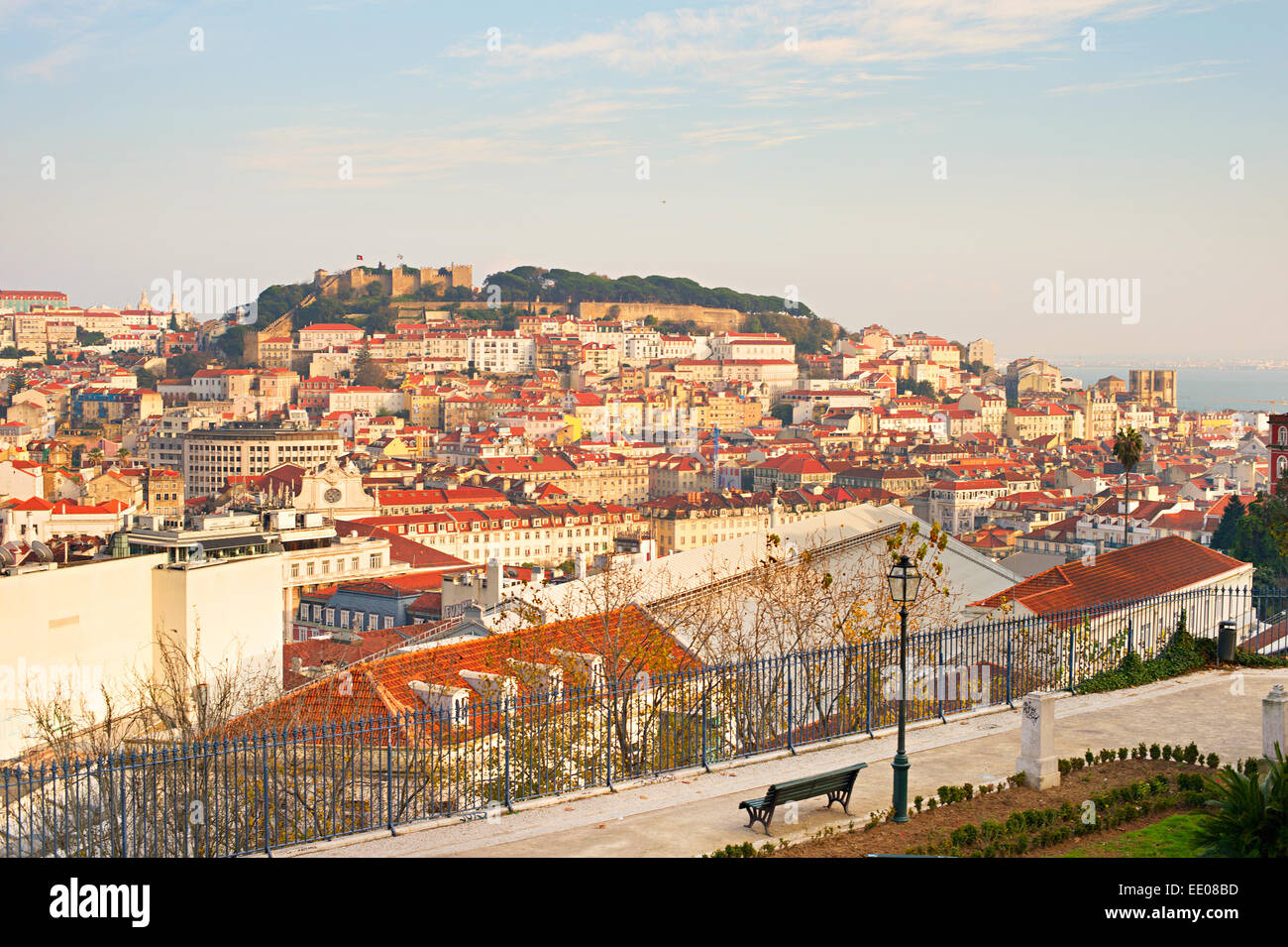 Skyline di Lisbona, viewl dal Miradouro de San Pedro de Alcantra Foto Stock