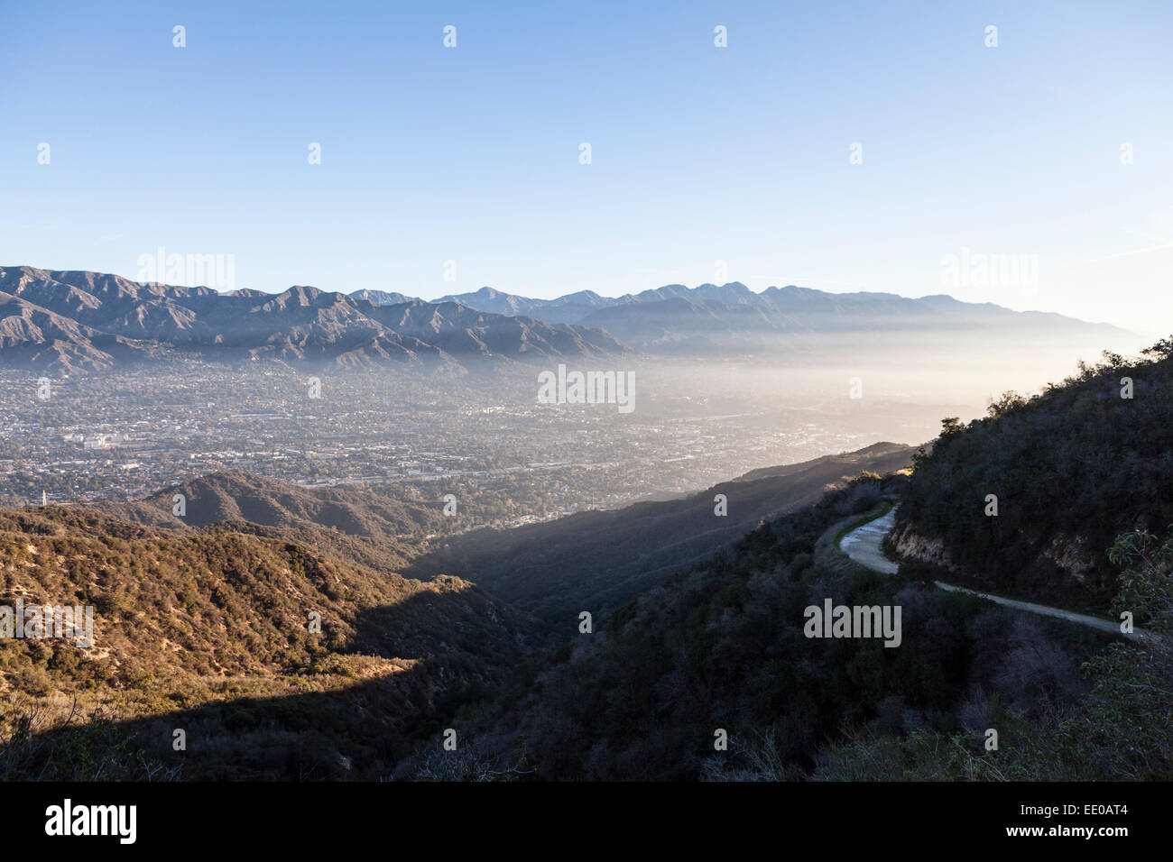 Foschia mattutina vista sulla montagna di La Canada Flintridge e La Crescenta vicino a Glendale e Los Angeles, California. Foto Stock