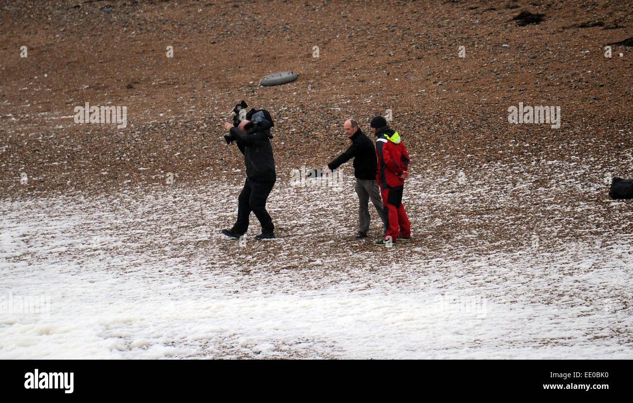 Brighton, Regno Unito. Il 12 gennaio, 2015. Regno Unito: Meteo una troupe televisiva catturare le onde sulla spiaggia di Brighton il cattivo tempo batte la costa sud di oggi. Foto Stock Brighton, Regno Unito. Il 12 gennaio, 2015. Regno Unito: Meteo una troupe televisiva catturare le onde sulla spiaggia di Brighton il cattivo tempo batte la costa sud di oggi. Foto Stock