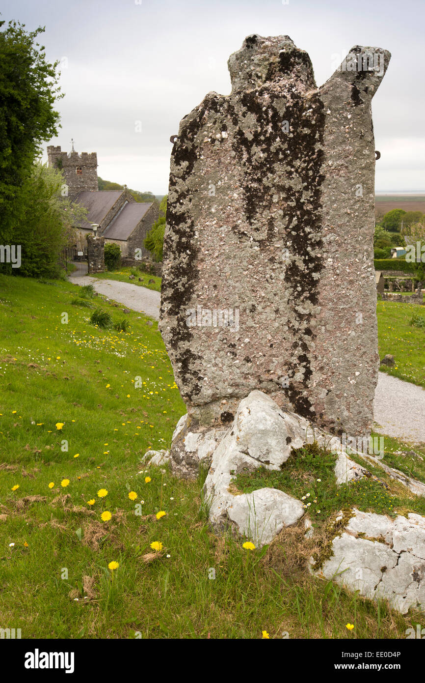 Regno Unito Galles, Swansea, Gower, Llanrhidian, antico frammento della Croce celtica sul villaggio verde Foto Stock