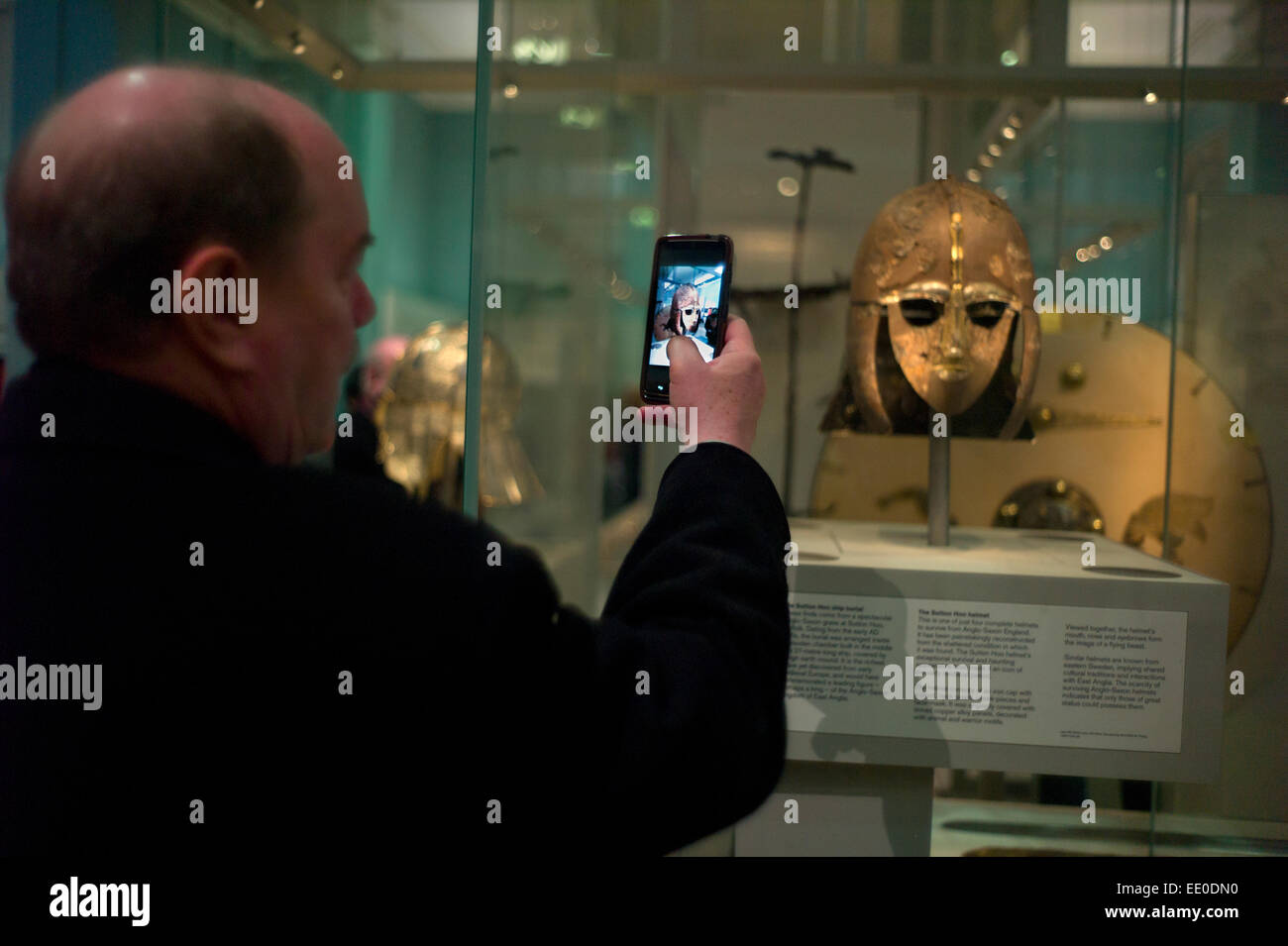 British Museum. Visitatore fotografie il Sutton Hoo casco. Gennaio 2015 Foto Stock