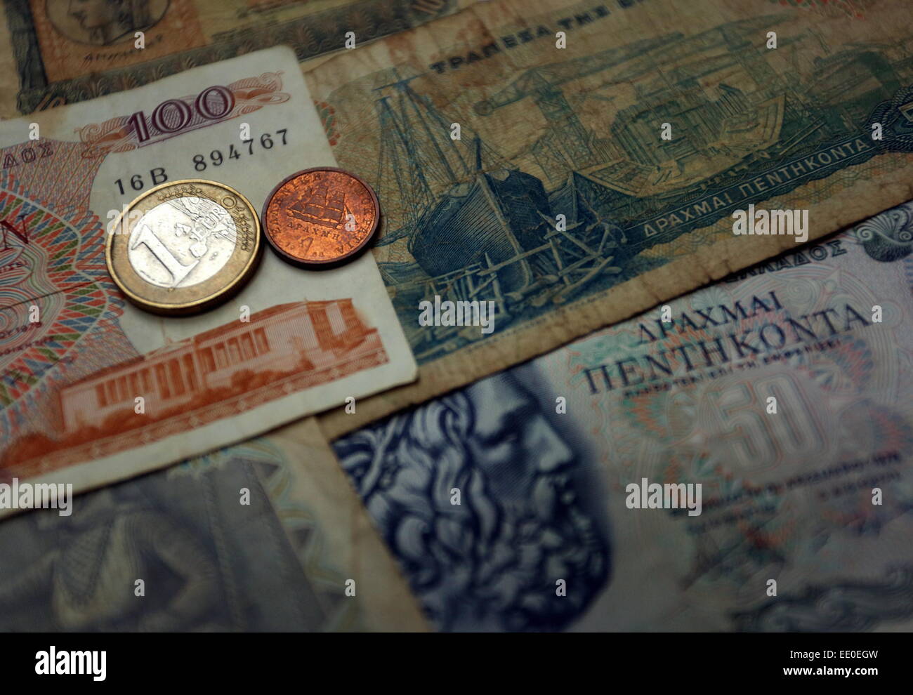 Un o ld dracma monete e una moneta euro sulla vecchia dracma note su carta Foto Stock