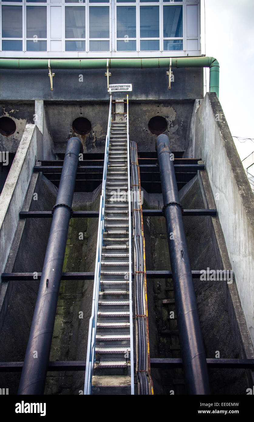 Una parte di acqua di un impianto di pulizia con scale Foto Stock