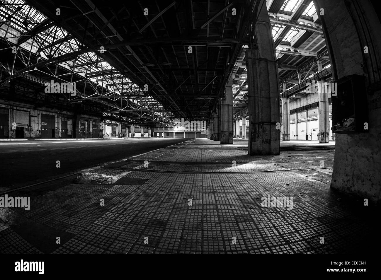 Dark industrial interior di un vecchio edificio Foto Stock