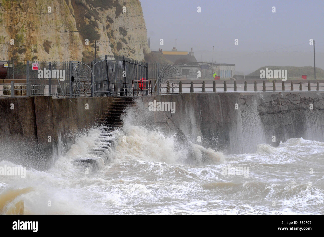Newhaven, East Sussex, Regno Unito. 12th gennaio 2015. Scene della Sussex Coast come il vento rafforza, frustando le onde. Sono previste condizioni più estreme. Ancora caldo per il periodo dell'anno a 9.5 gradi Foto Stock