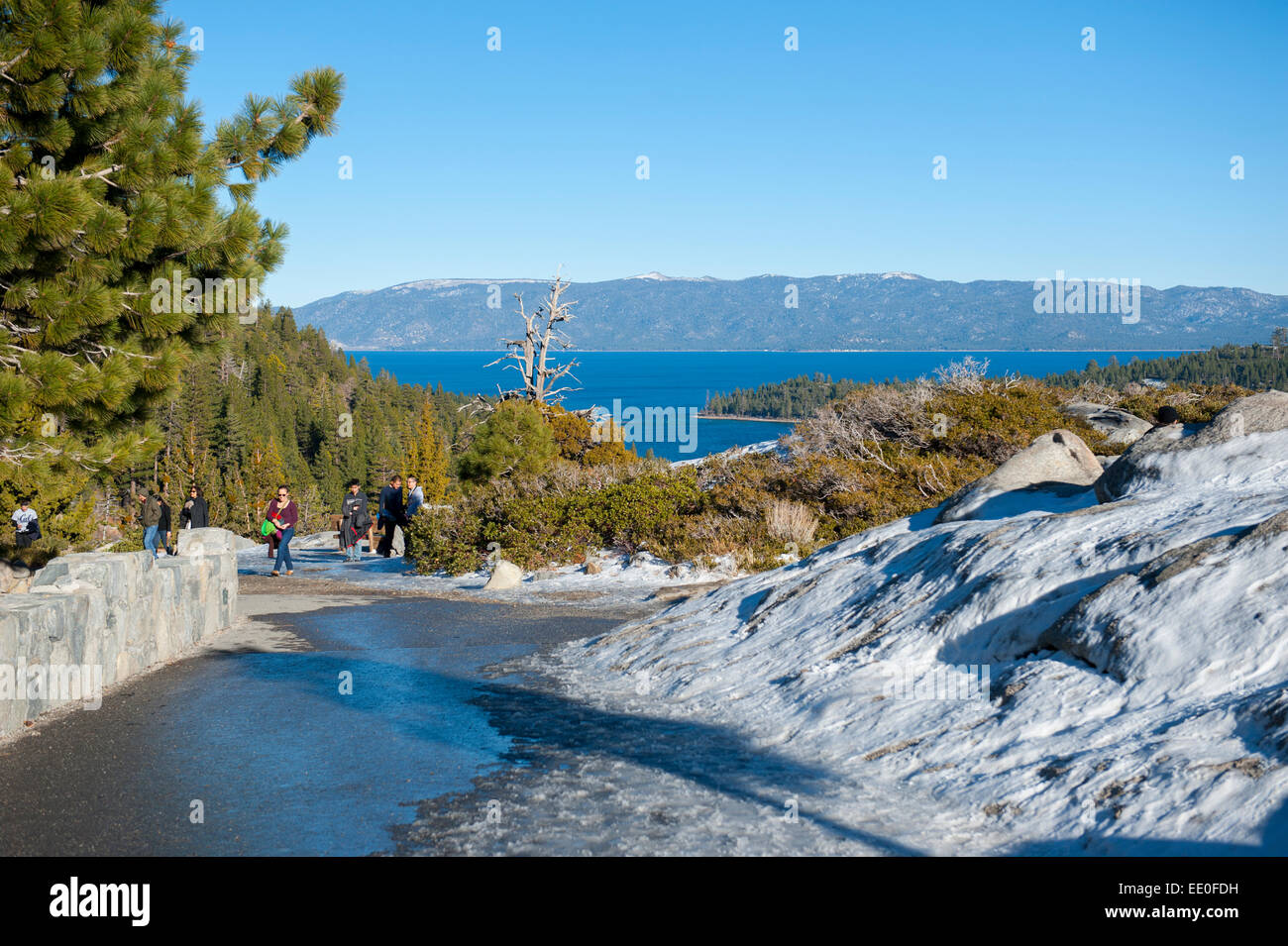 Stati Uniti d'America California CA Lake Tahoe Sierra Mountains Emerald Bay i turisti stop a Vikingsholm si affacciano e trail in Tahoma Foto Stock