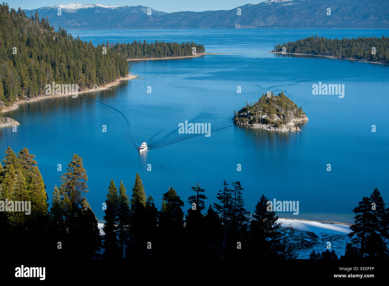 Stati Uniti d'America California CA Lake Tahoe Emerald Bay e Fannette Island tour in barca di entrare nella baia Foto Stock