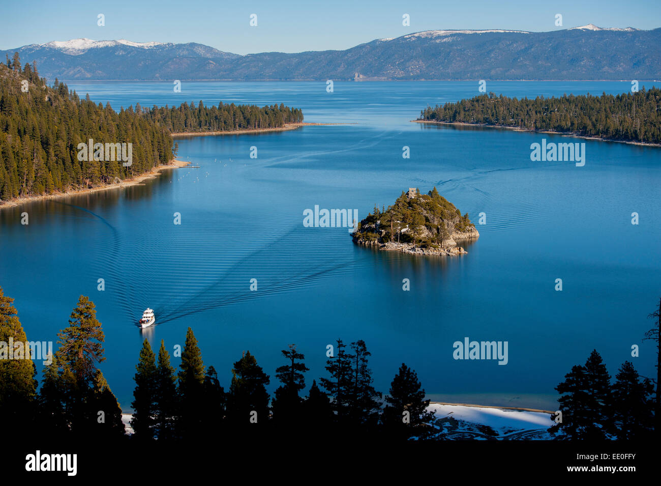 Stati Uniti d'America California CA Lake Tahoe Emerald Bay e Fannette Island tour in barca di entrare nella baia Foto Stock