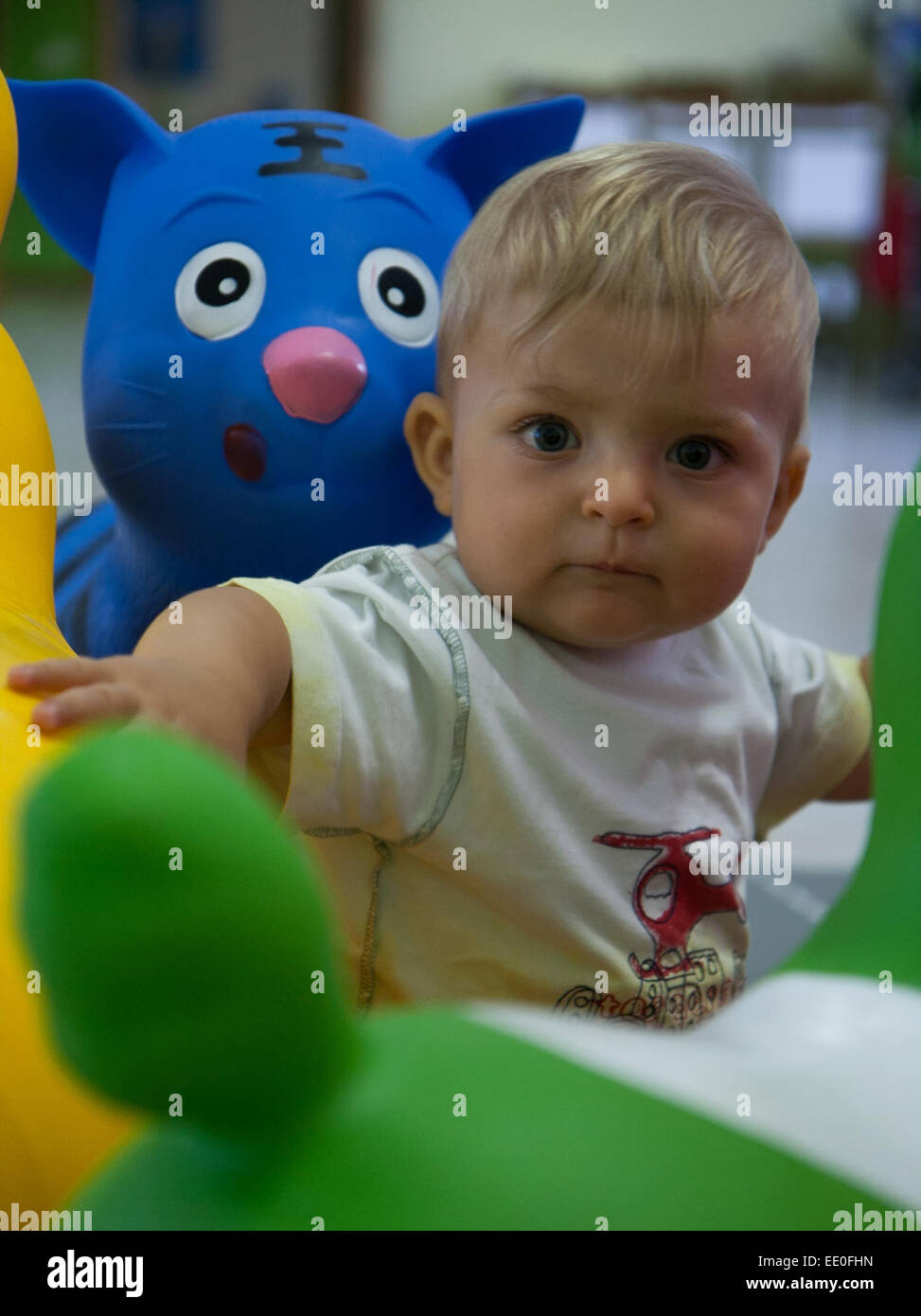 Close up del biondo figlio in sala giochi Foto Stock