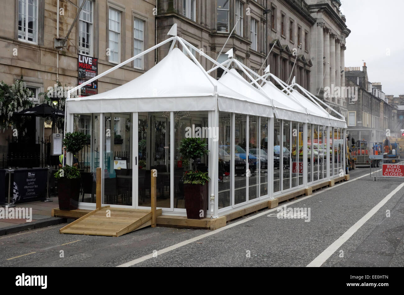 Ristorante aggiuntivi posti a sedere in un rettangolo di selezione al di fuori di Le Monde Hotel, George Street, Edimburgo Foto Stock