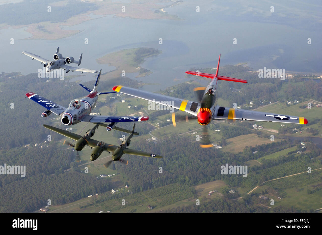Un A-10 Thunderbolt II, F-86 Sabre, P-38 fulmini e P Mustang volare in un patrimonio formazione di volo durante un air show a Langley Air Force Base, Virginia, il 21 maggio. La formazione visualizzati quattro generazioni di Air Force fighters. Foto Stock