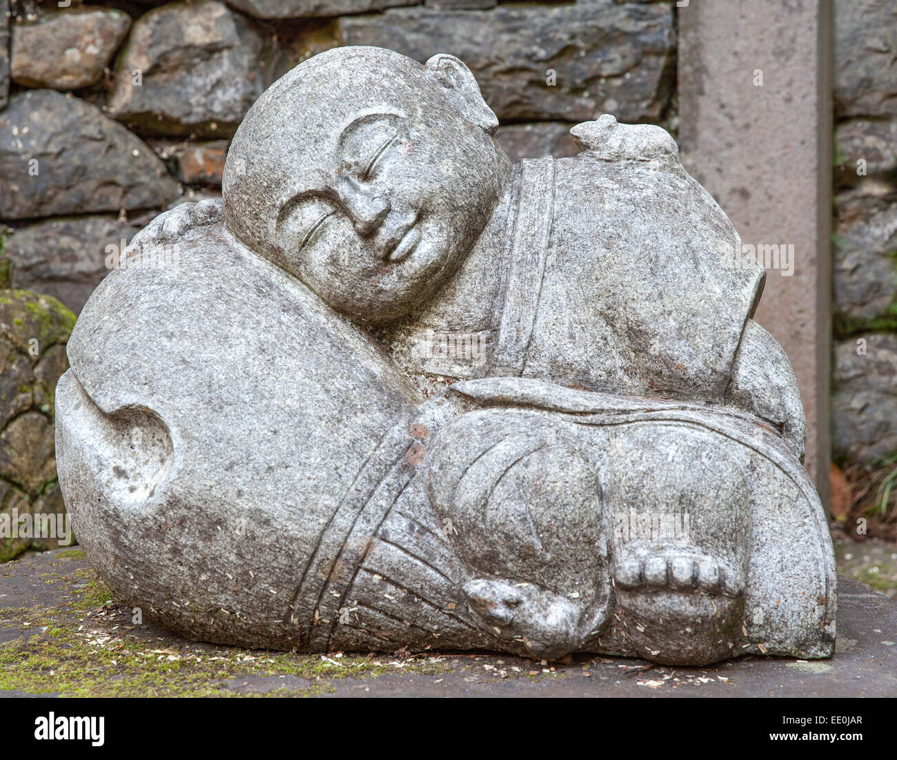 Zen Stone scultura - Mouse sulla sua spalla - Monte Palace giardini tropicali Foto Stock