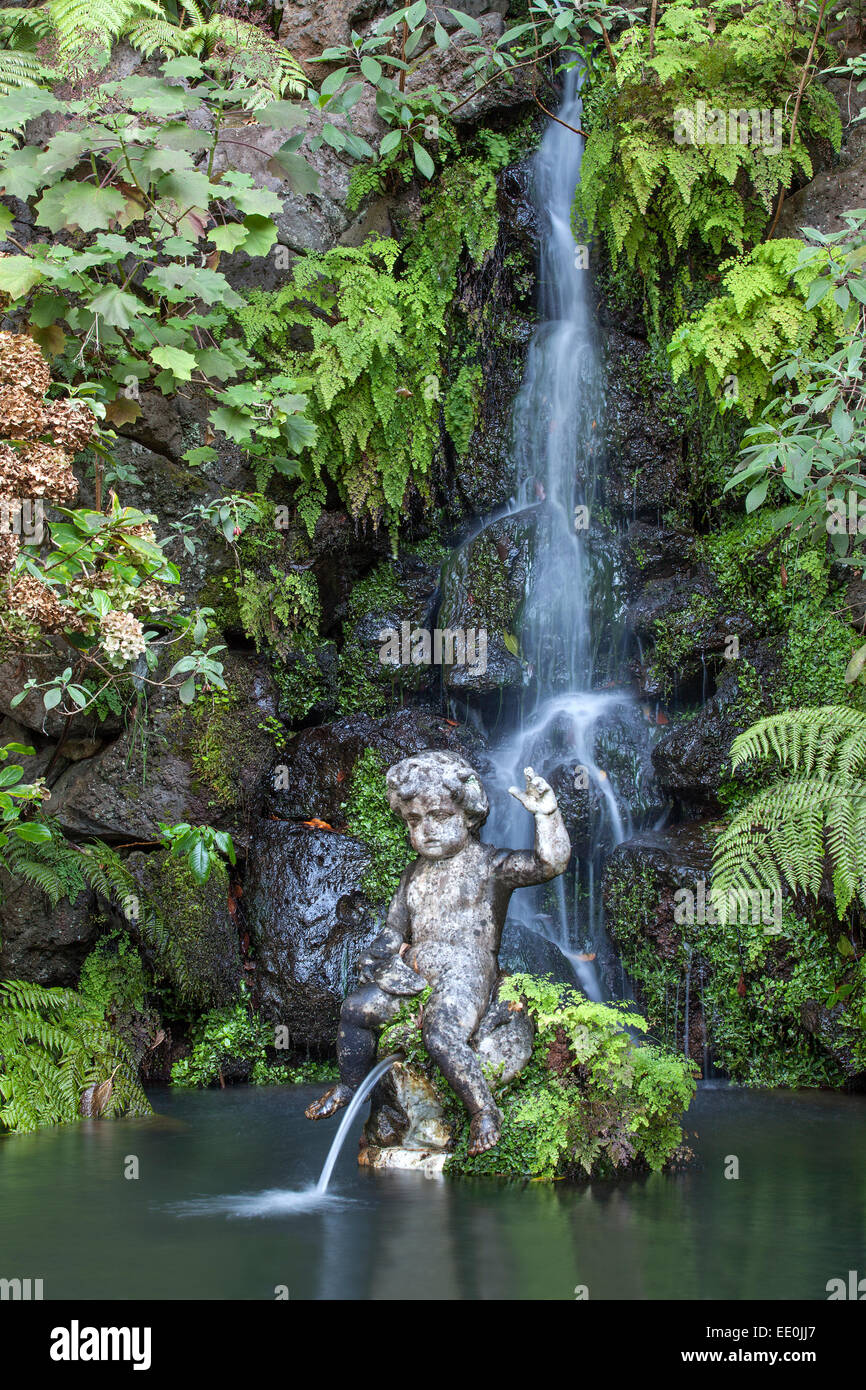 La cascata e statua, Monte Palace Gardens, Funchal Foto Stock