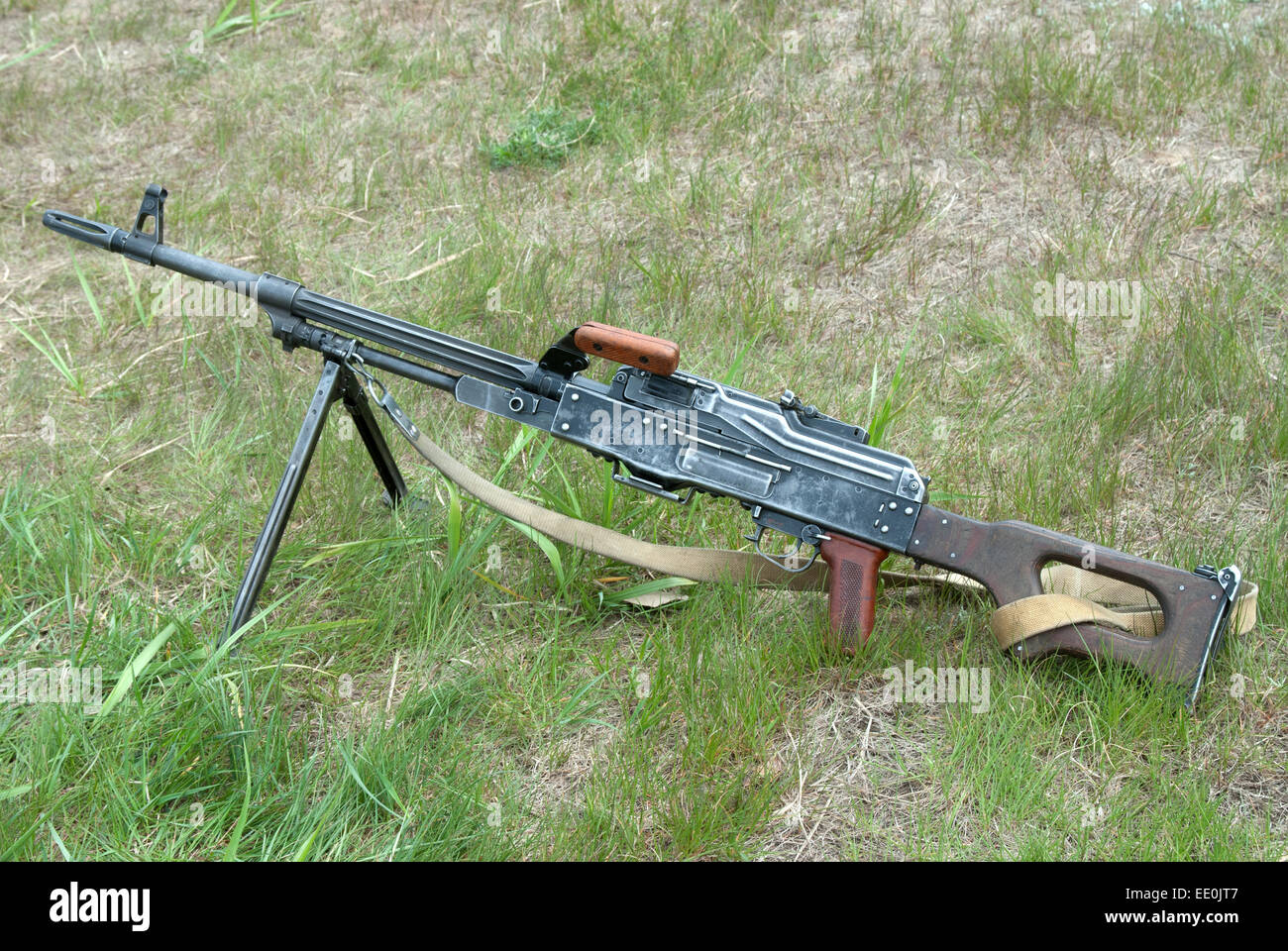 Kalashnikov PKM heavy machine gun su un prato verde Foto Stock