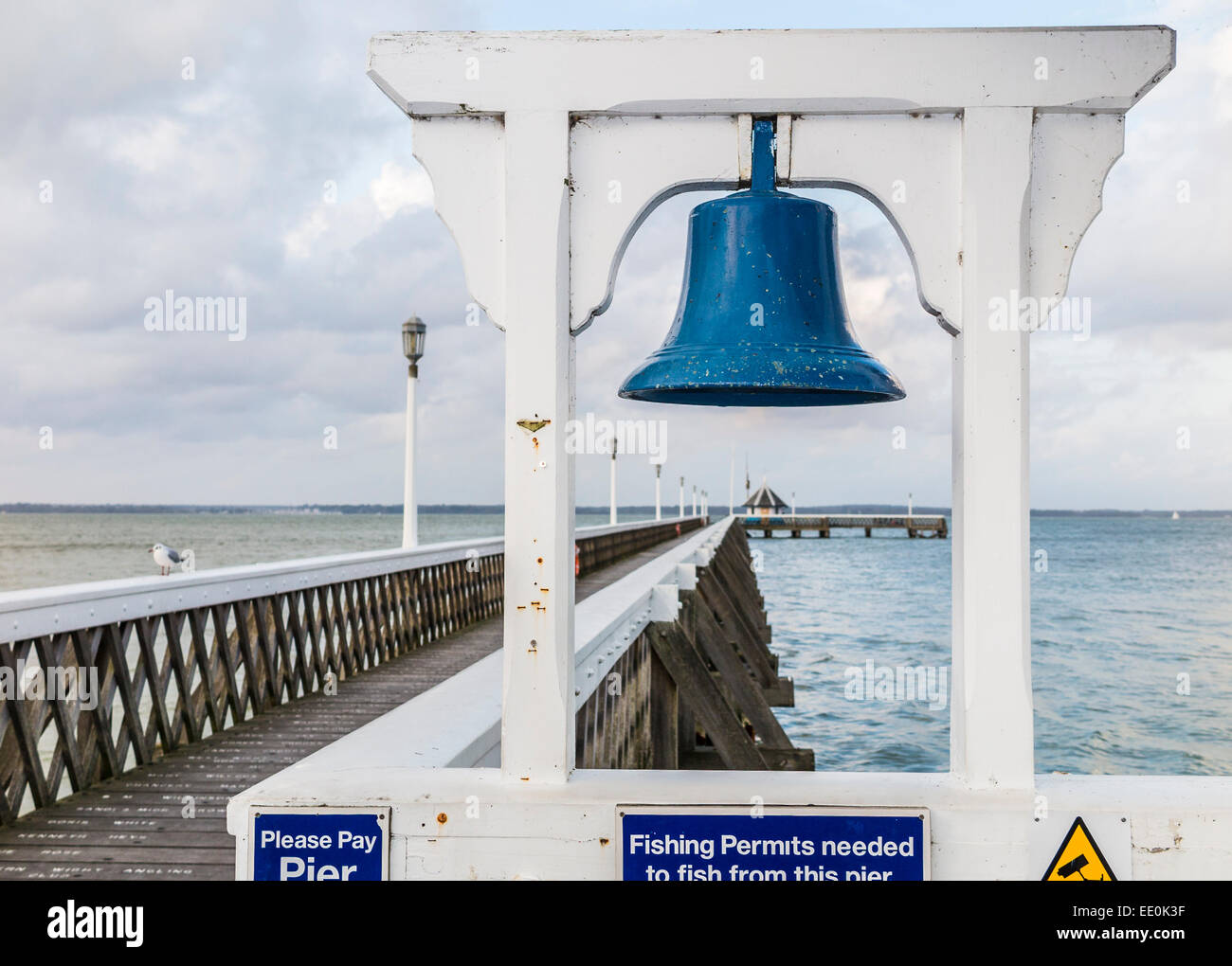 Blue Bell all'ingresso al tradizionale di vecchio stile Yarmouth Pier, Yarmouth, Isle of Wight costa, UK, affacciato sul Solent Foto Stock