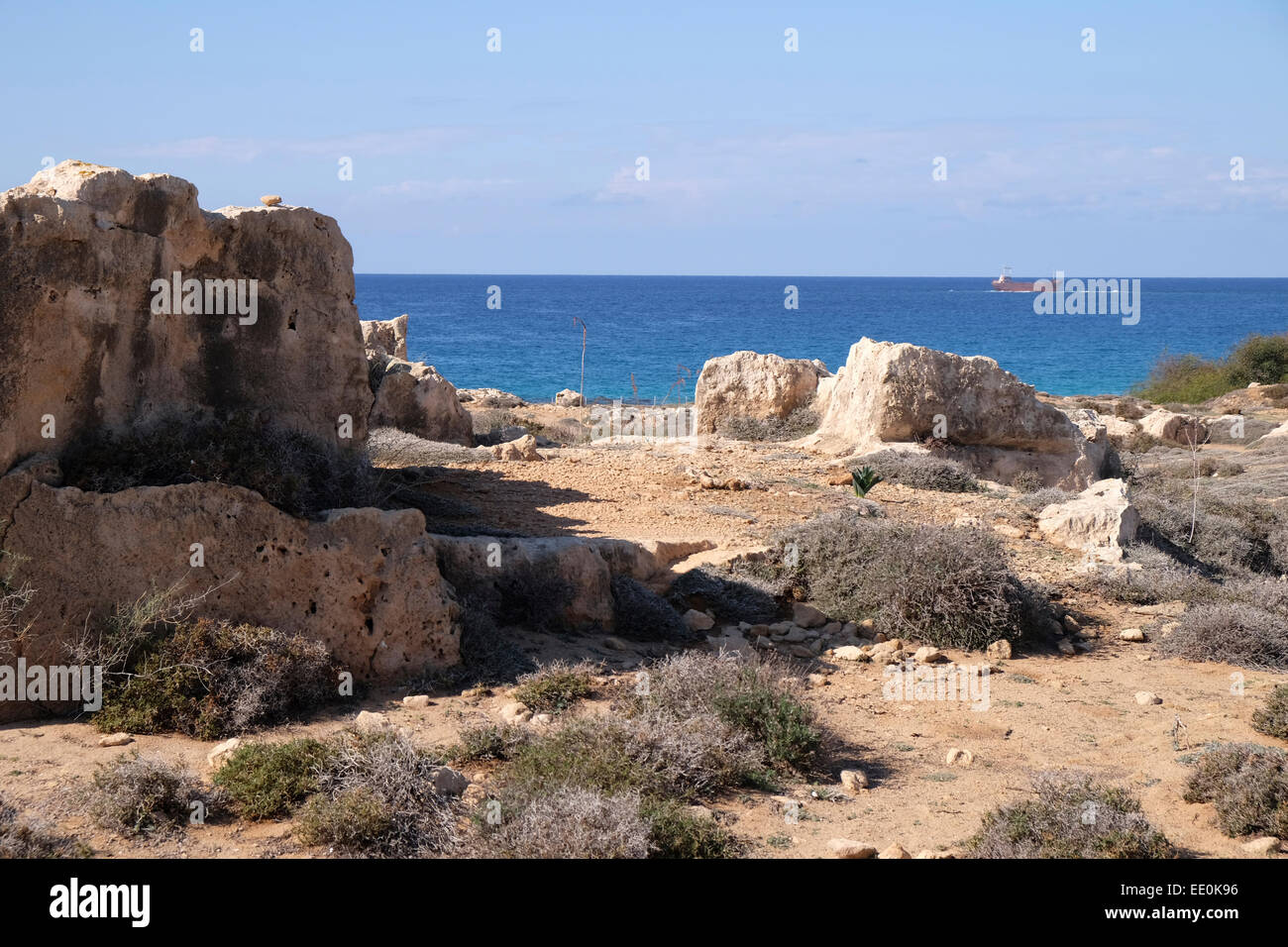 Tombe dei Re, Pafos, Cipro. Vista generale che mostra il mare in background Foto Stock
