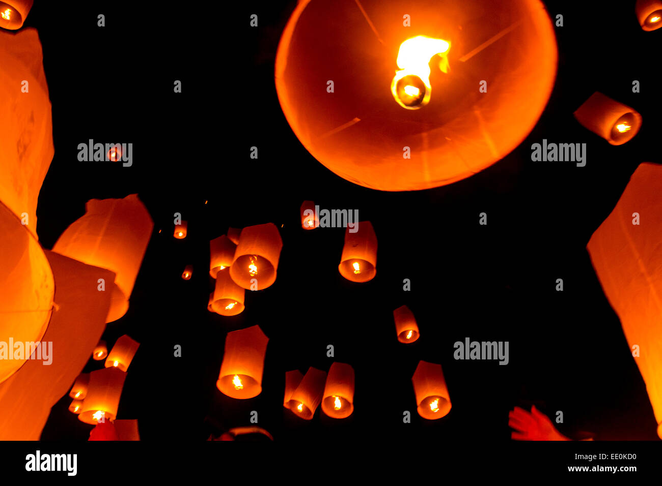 Flottante lanterne di carta ascendere al cielo a Yee Peng Lantern Festival in Thailandia. Foto Stock