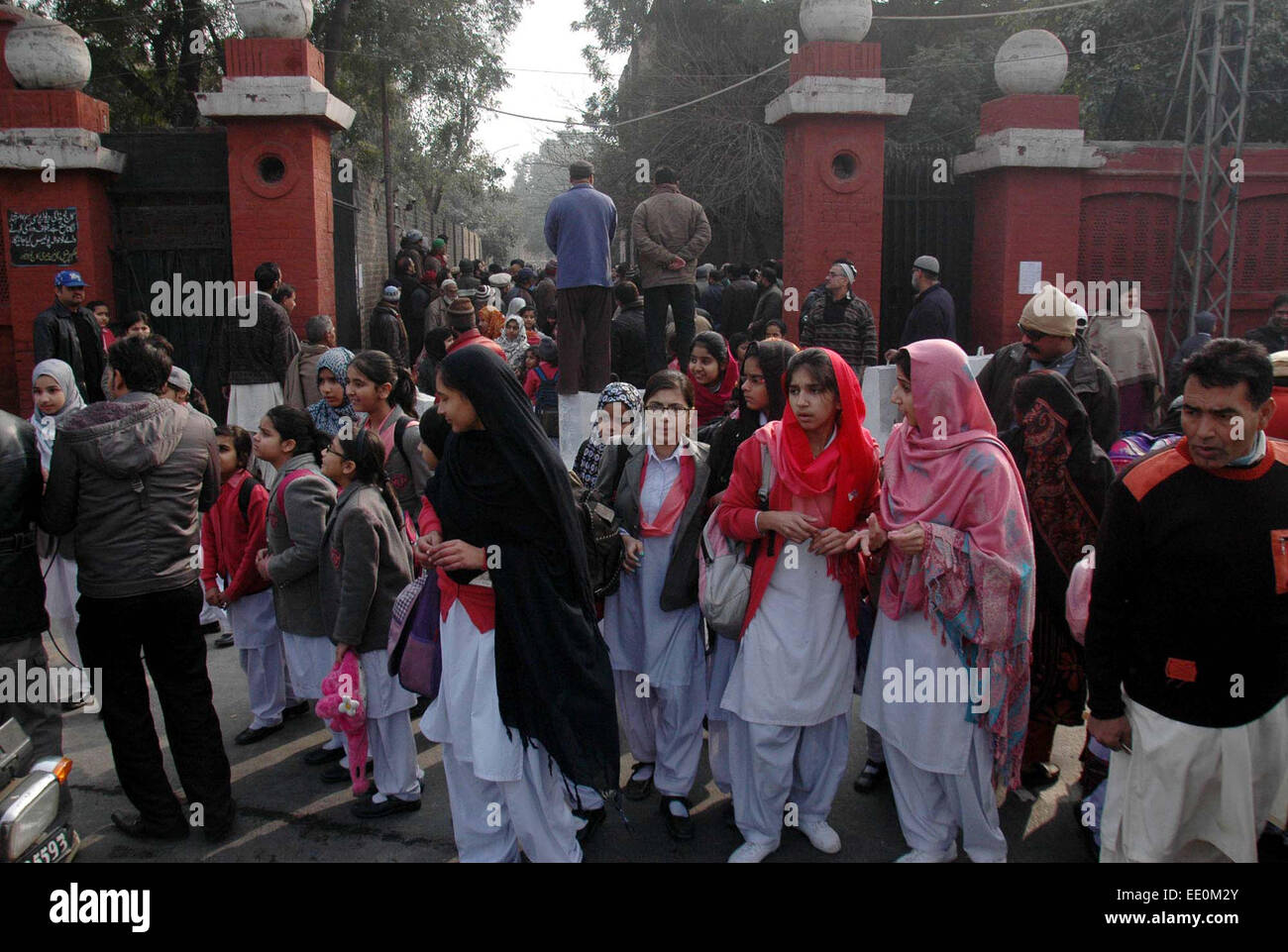 Gli studenti della scuola locale e lasciare dopo il frequentare le classi, come da annuncio del governo tutte le amministrazioni pubbliche e private le scuole di tutto il paese è stato riaperto dopo la vacanza invernale oggi, a Durand road a Lahore il lunedì, 12 gennaio 2015. Gli istituti scolastici in tutto il Pakistan inclusi i militari-run scuola che è stato attaccato da militanti talebani nella città di Peshawar ha riaperto su oggi. Il governo aveva ordinato gli ordini più severi per tutte le scuole in tutto il paese per quanto riguarda le loro misure di sicurezza. Foto Stock