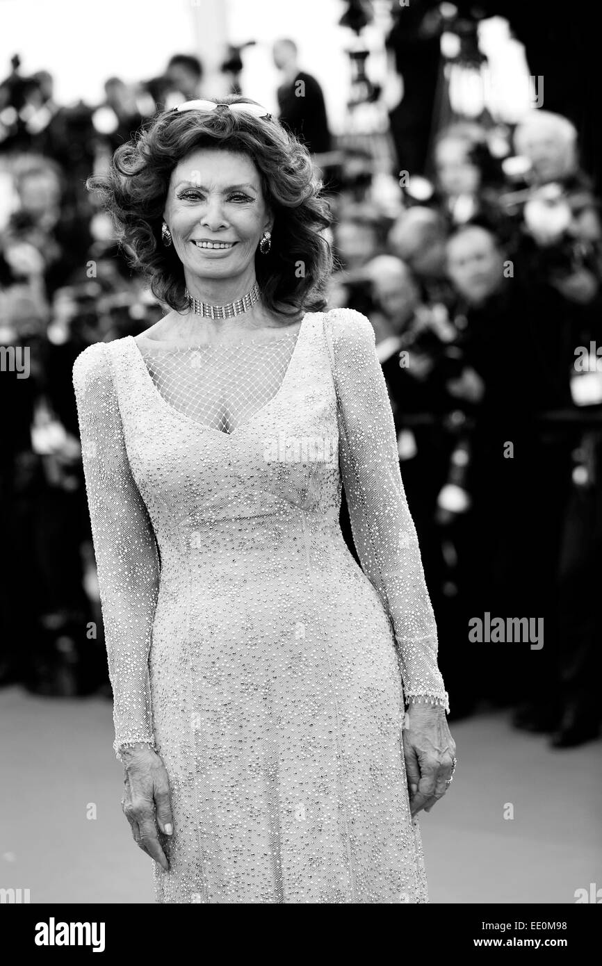 CANNES, Francia - 20 Maggio: Sophia Loren assiste la "due giorni e una Notte' premiere durante la 67th festival di pellicola di Cannes il 20 maggio Foto Stock