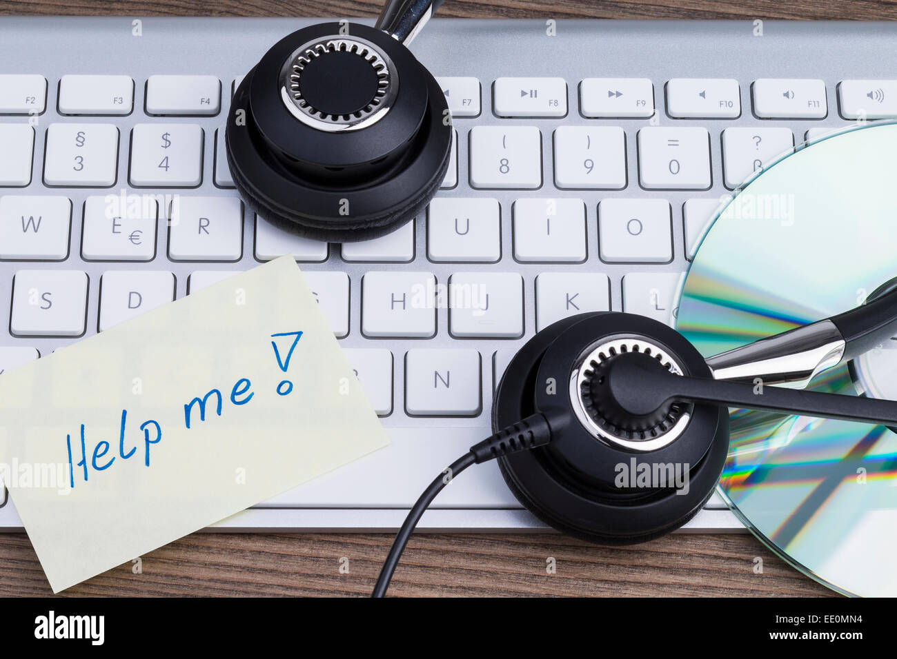 L'immagine mostra una tastiera di computer, un disco, un memory stick™ e un auricolare con l'etichetta 'help me' Foto Stock