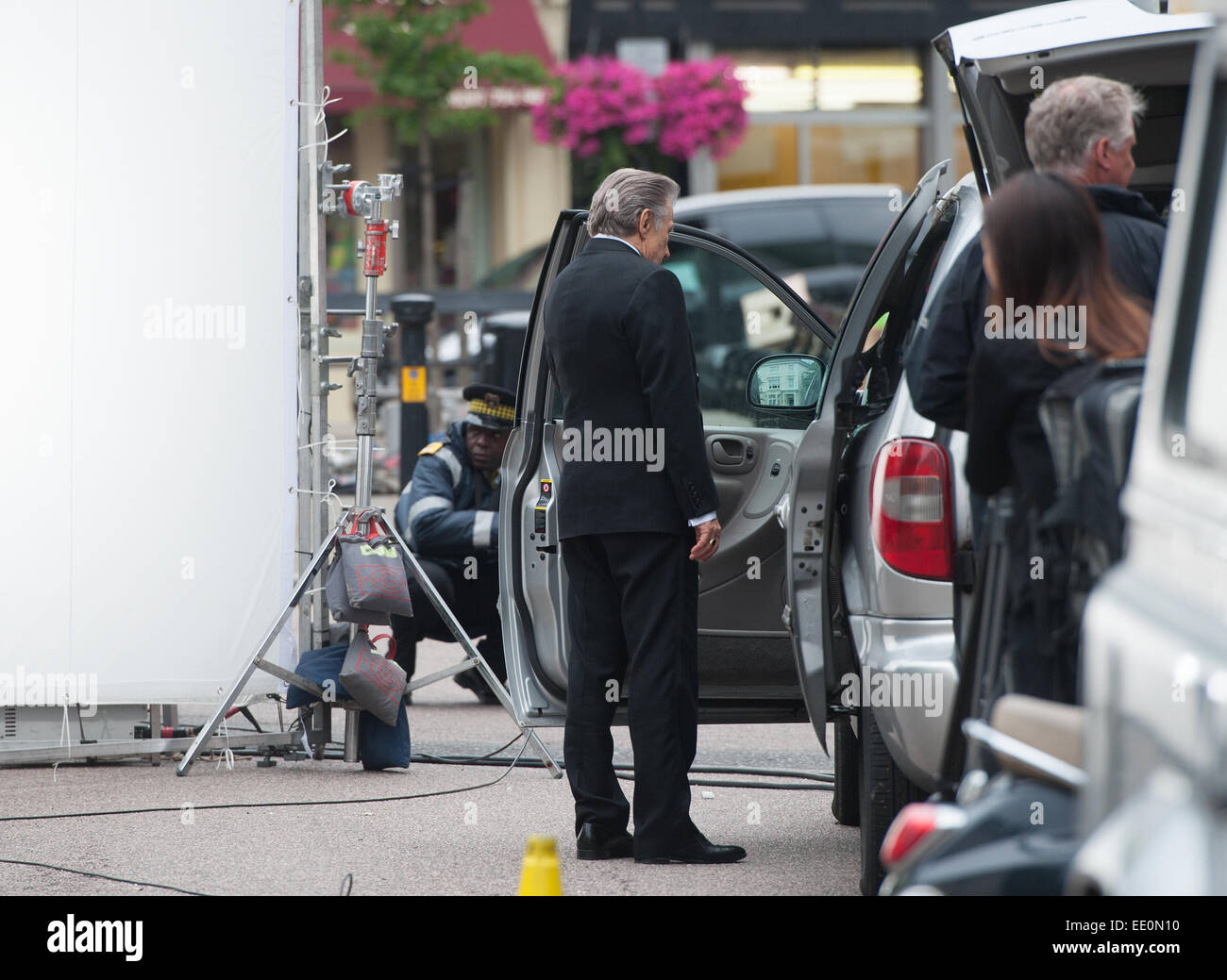 Harvey Keitel's auto è esaminata da un parcheggio ufficiale di esecuzione durante le riprese di un commerciale nel nord di Londra. Dotato di: Harvey Keitel dove: Londra, Regno Unito quando: 10 Lug 2014 Foto Stock