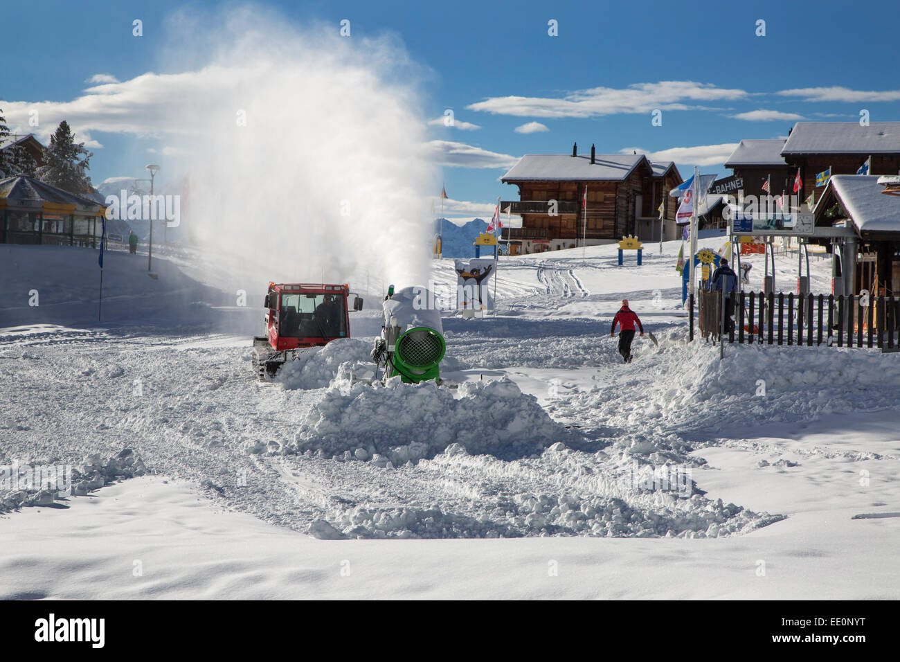 Neve cannoni / snowgun e neve groomer preparazione del veicolo sulla pista da sci in inverno a Riederalp, Wallis / Valais, Svizzera Foto Stock
