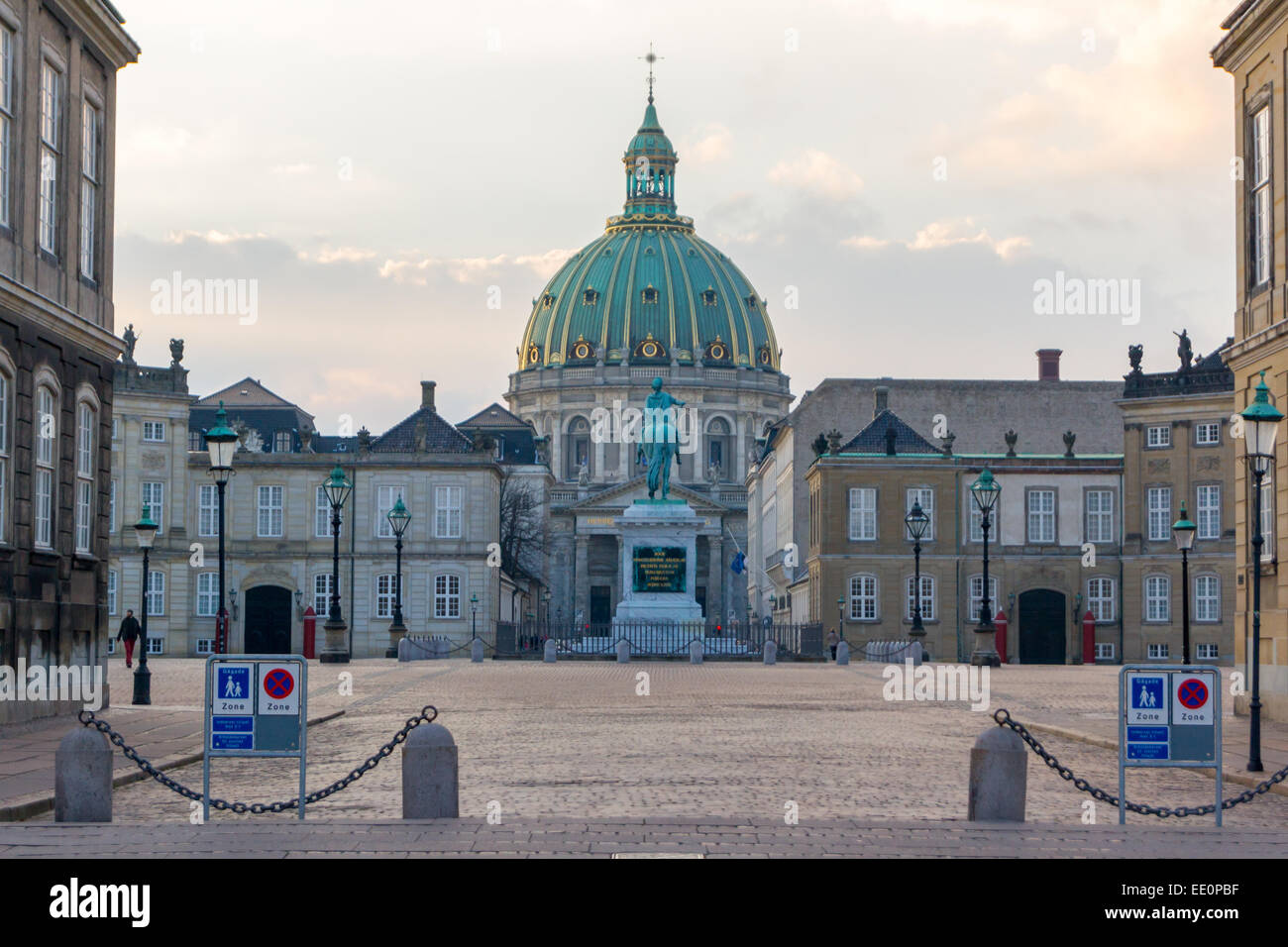 Amalienborg, Regina della residenza invernale con Frederik la Chiesa in background. Copenaghen, Danimarca Foto Stock