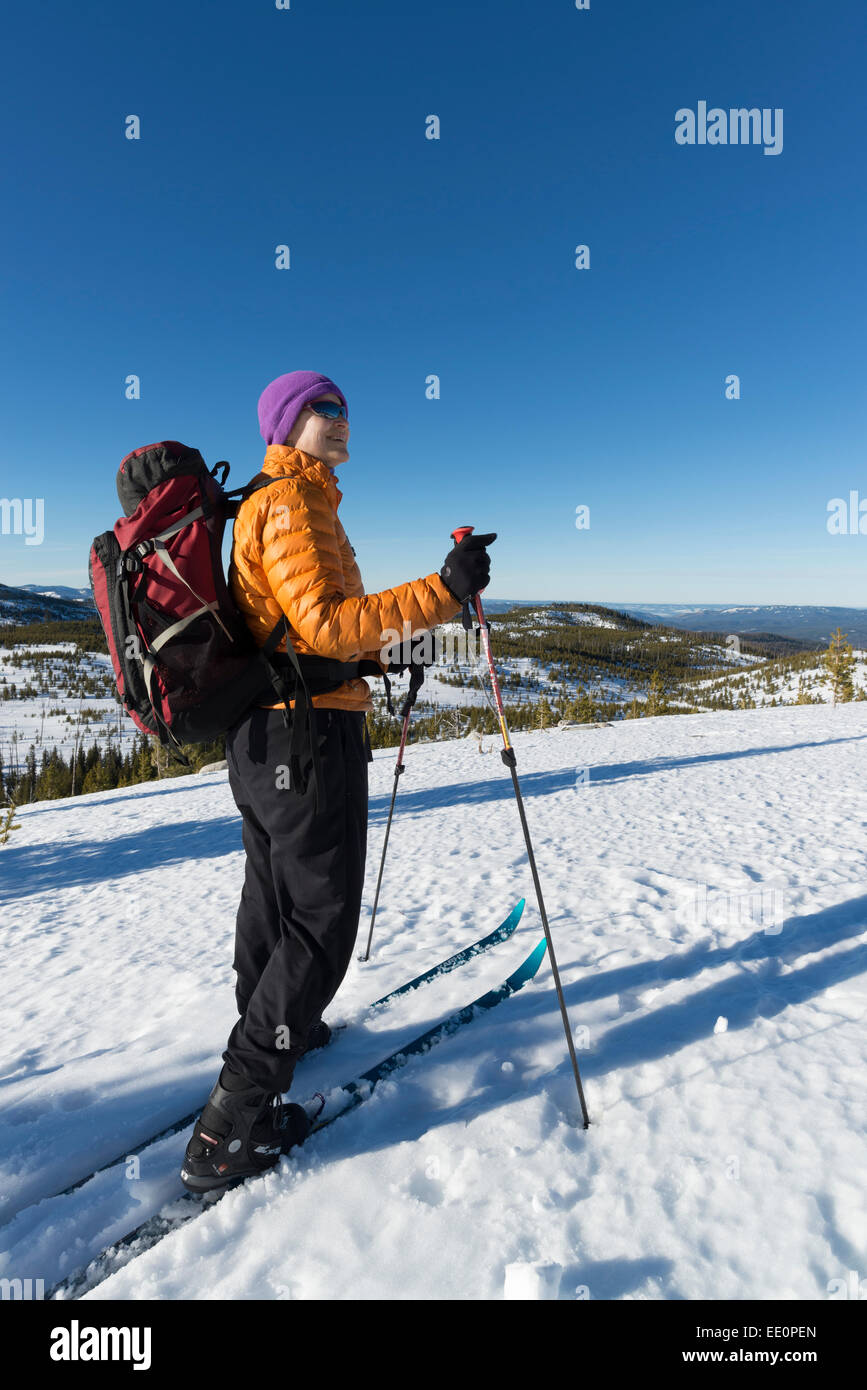 La donna lo sci nordico in Oregon la Elkhorn montagne. Foto Stock