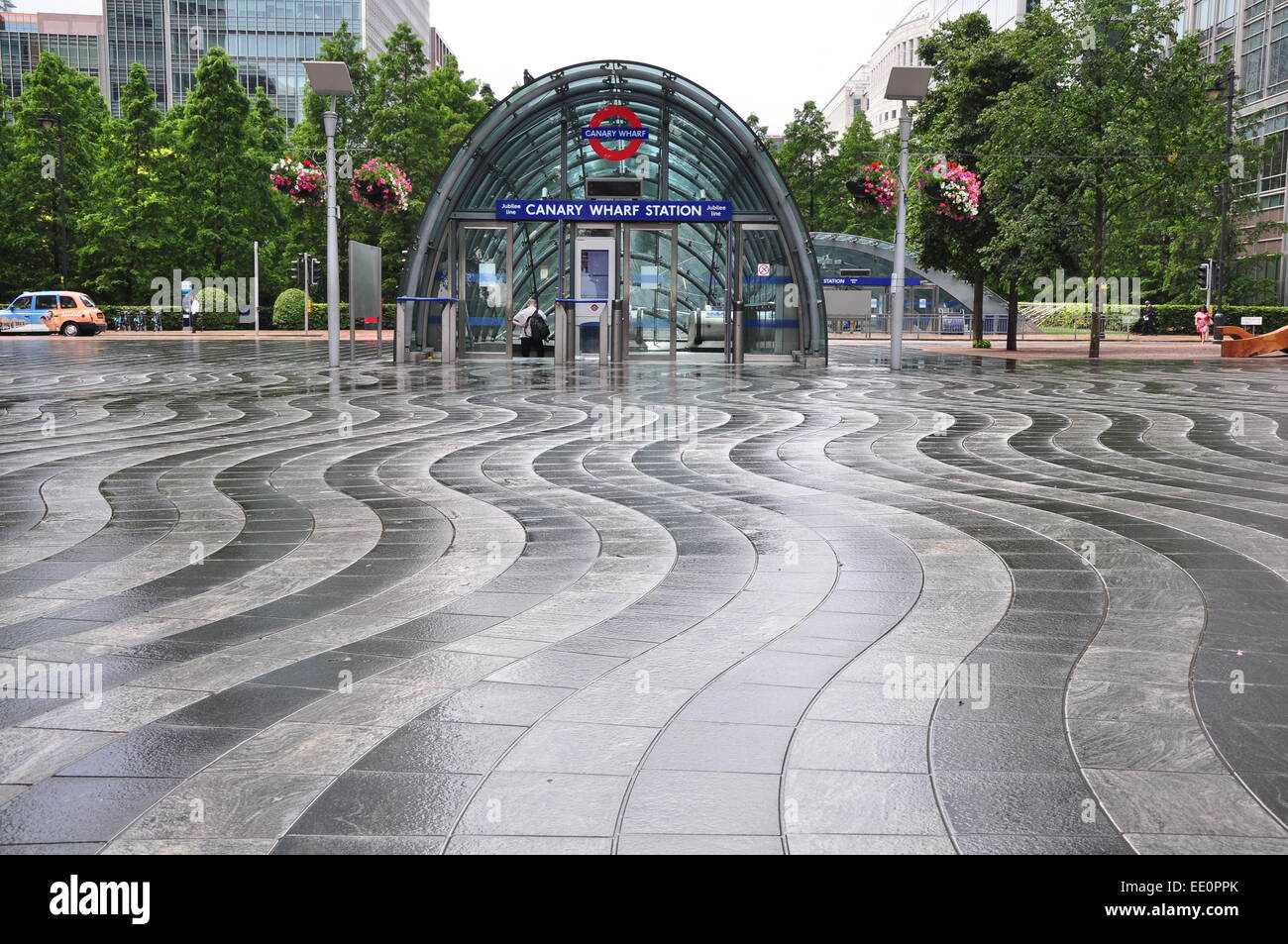 Stazione metropolitana di Canary Wharf London ingresso lastre ondulate che portano all'entrata Foto Stock