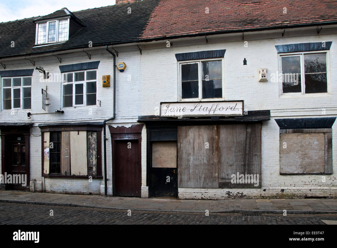 Vecchi negozi fatiscente in Atherstone Foto Stock