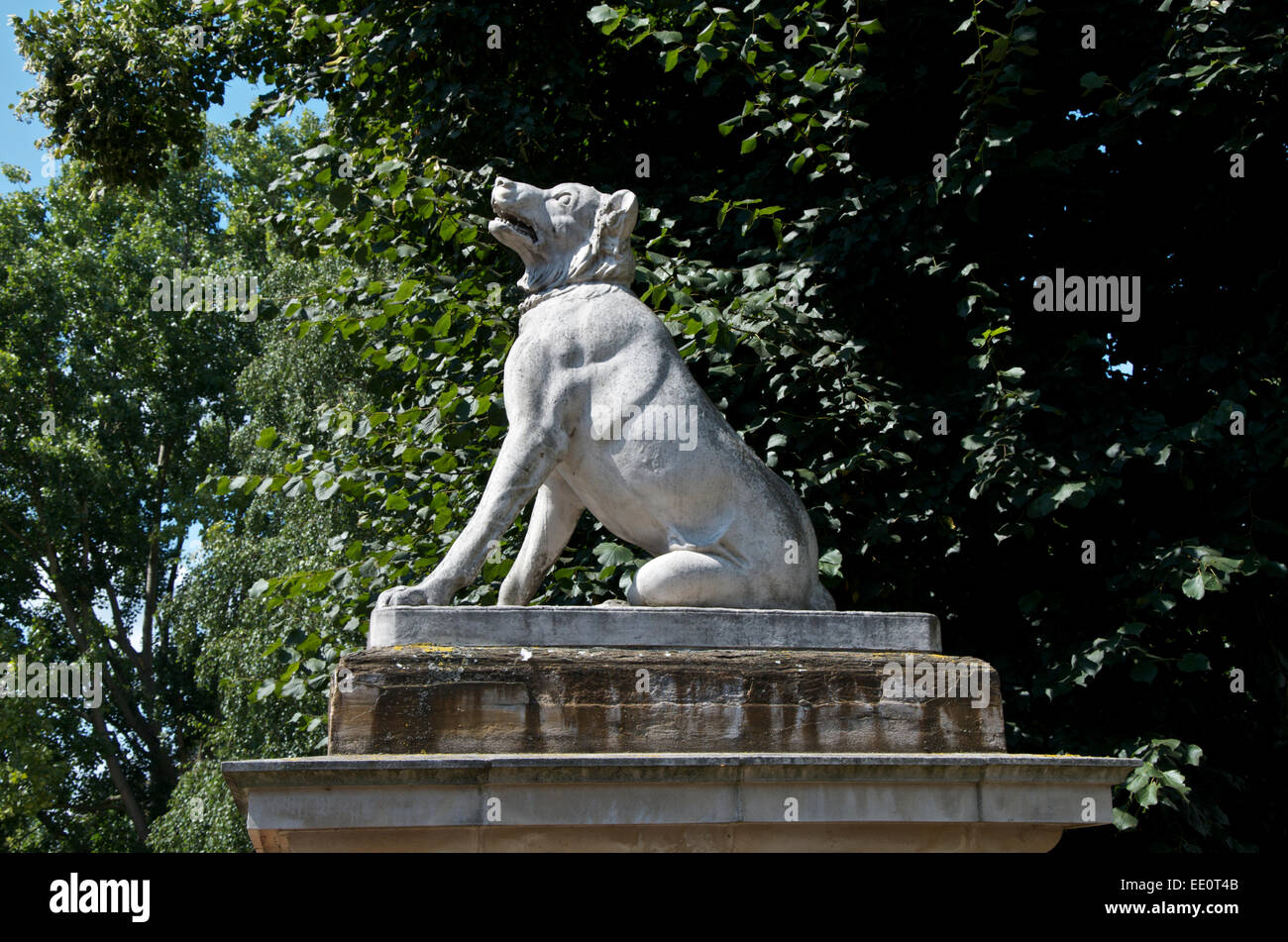 Uno di una coppia di cani di Alcibiades custodendo il Bonner porta d'ingresso al Victoria Park, Mile End Londra Foto Stock