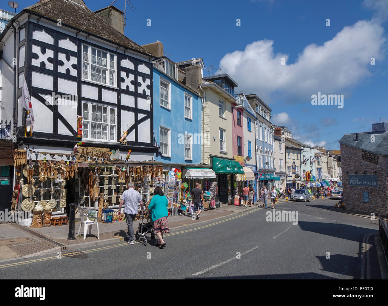 I turisti in strada di mezzo Brixham Torbay (Riviera Inglese) Devon England Regno Unito people shopping Foto Stock