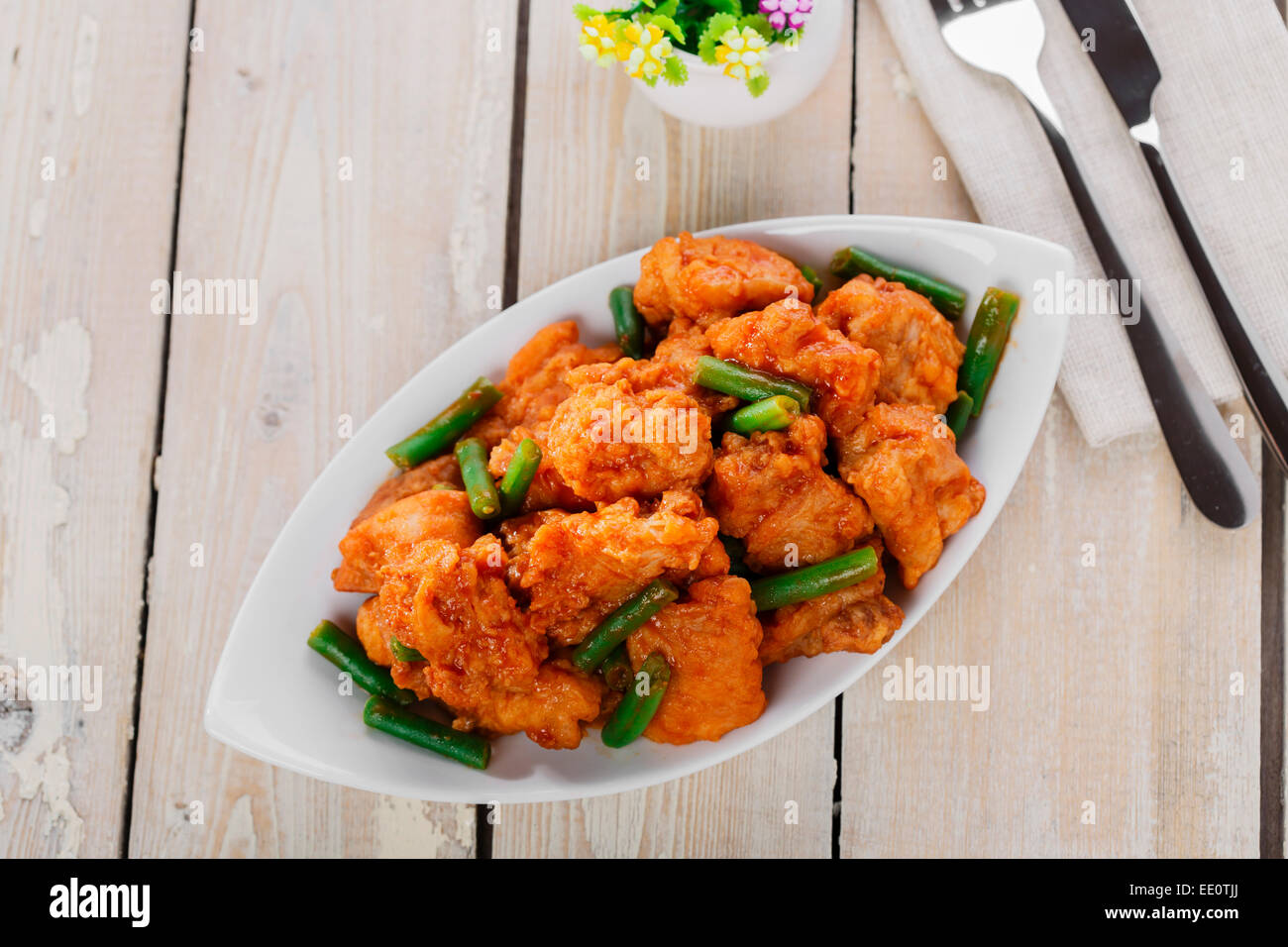 I pezzi di pollo in pastella con salsa piccante e i fagiolini verdi Foto Stock