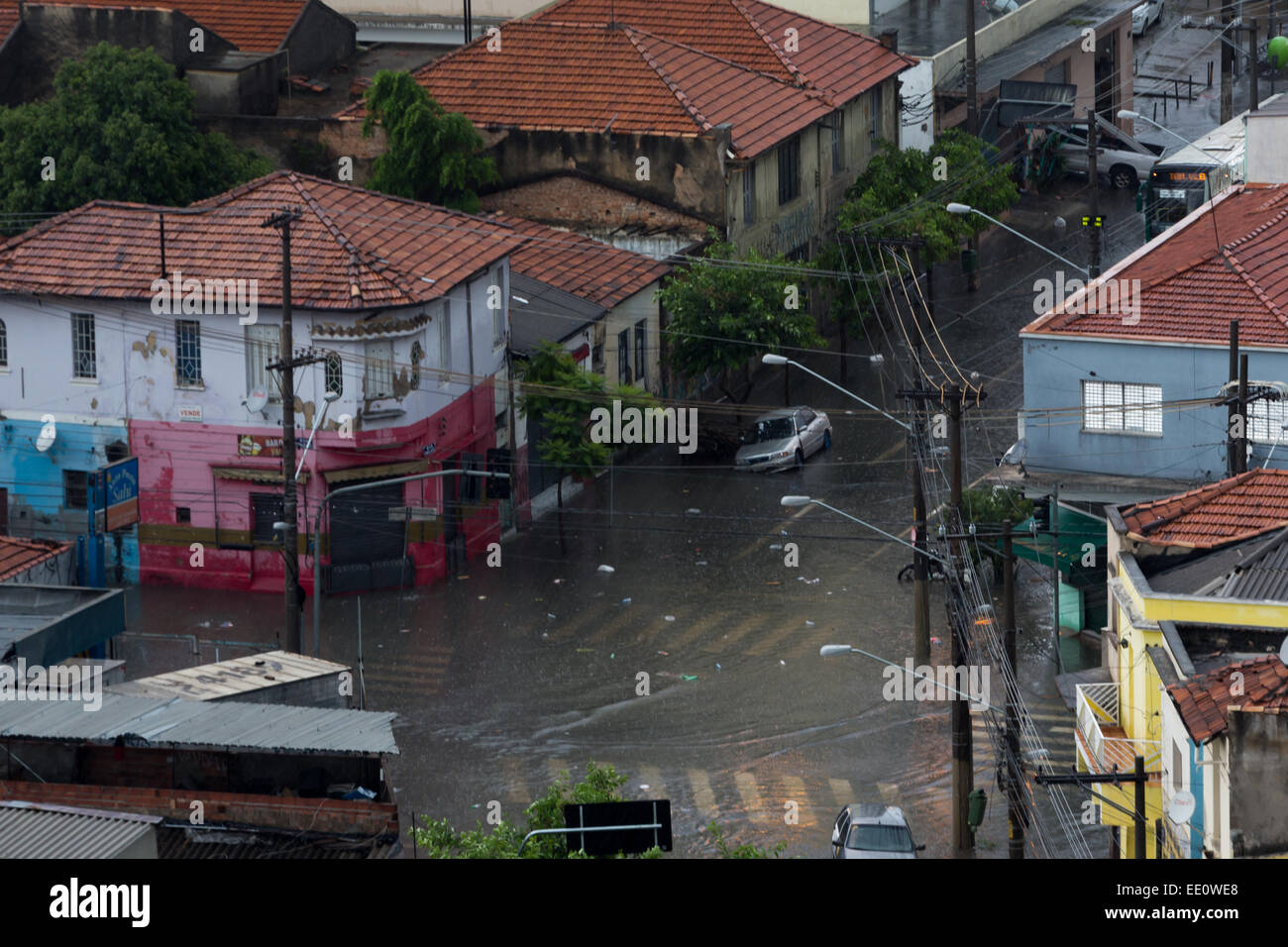 San Paolo, Brasile. 12 gennaio 2015. Forti piogge hanno causato inondazioni di strada nel quartiere di Liberdade durante il pomeriggio di questo Lunedi nel centro di San Paolo. Credit: Andre M. Chang/Alamy Live News Foto Stock