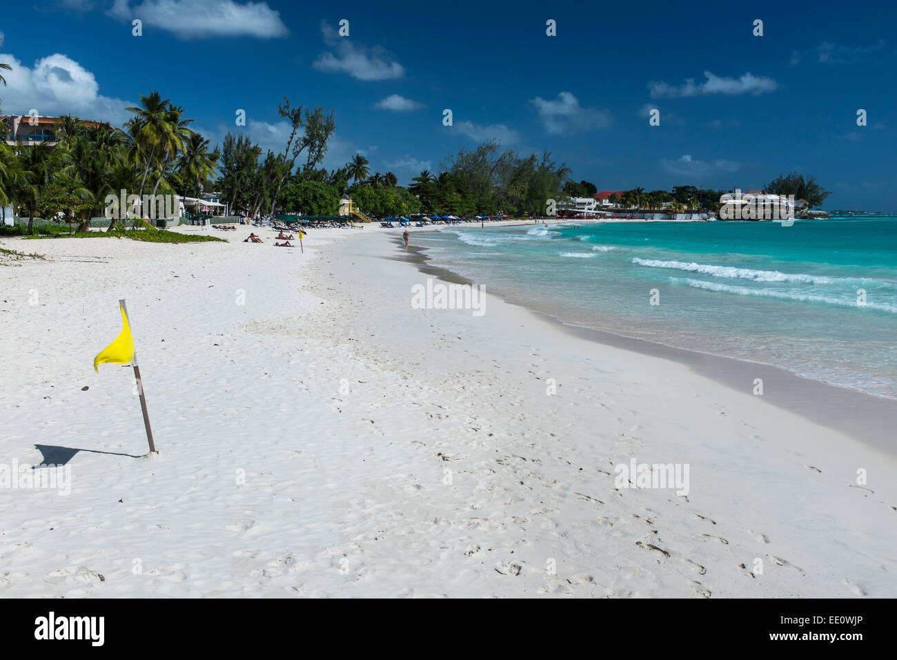 Bandiera gialla su Accra Beach, sulla costa sud dell'isola caraibica di Barbados nel West Indies - solo uso editoriale Foto Stock