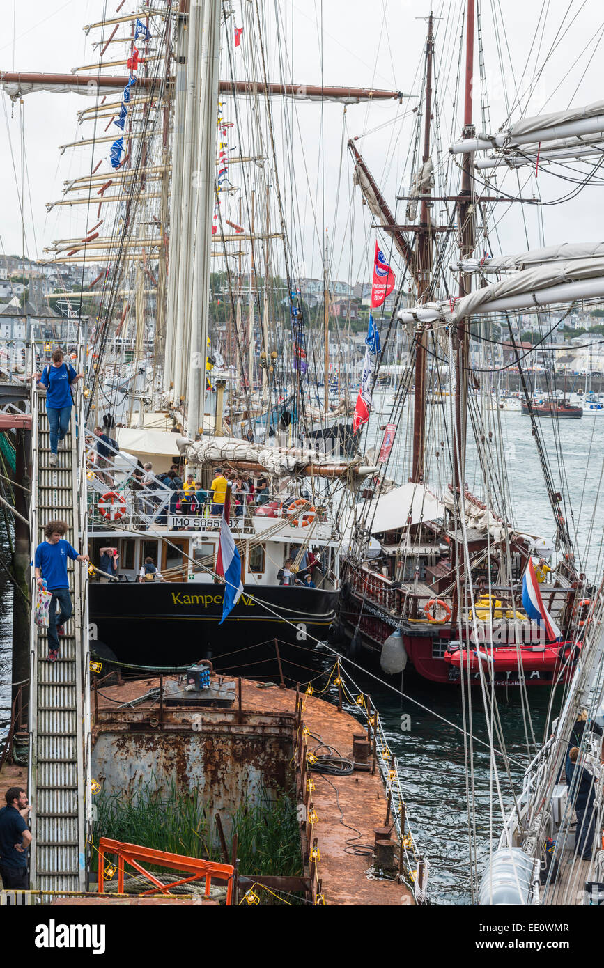 Tall Ships ormeggiata in banchina Falmouth Harbour durante il 2014 TALL SHIPS REGATTA - solo uso editoriale Foto Stock