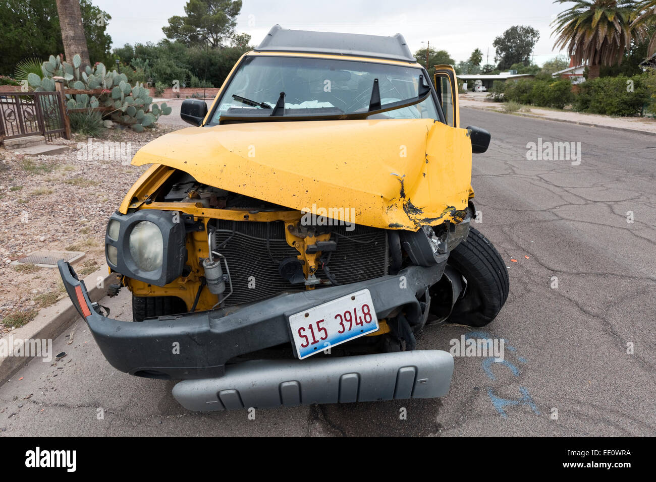 Fracassato giallo SUV Foto Stock