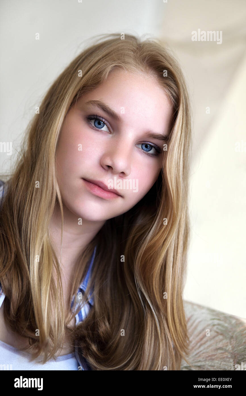 Ritratto di una giovane donna di adolescenti cercando la fotocamera con un espressione seria sul suo viso. Foto Stock