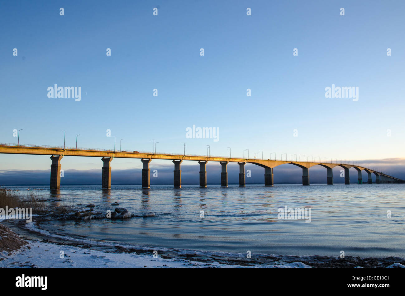 La Oland ponte in Svezia nel primo inverno mattina sun. Il bridge è uno dei ponti più lunga in Europa ed è il collegamento Foto Stock