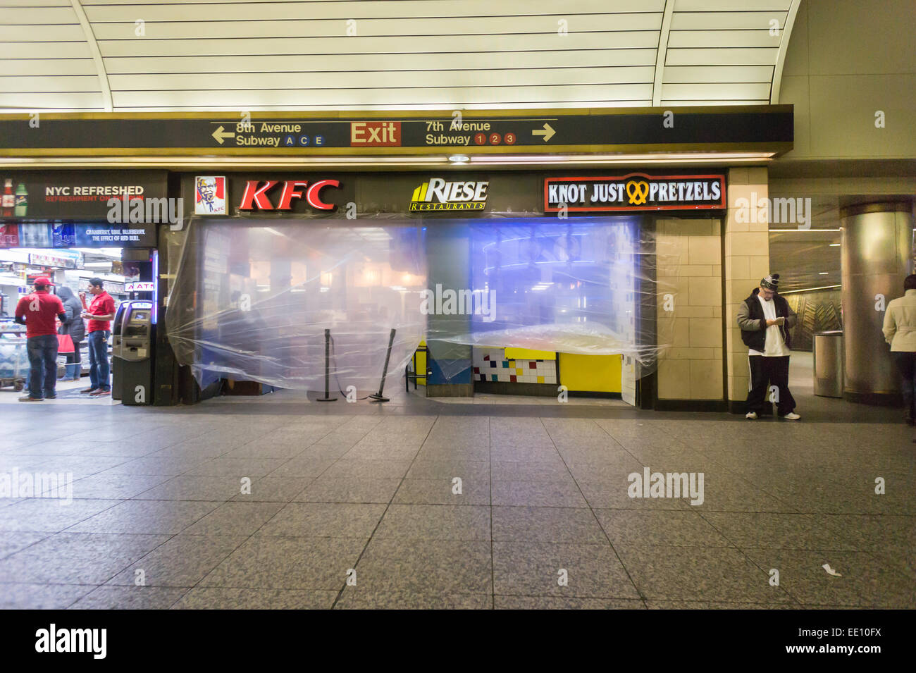 Chiuso ristoranti, tra cui KFC, sul LIRR concourse in Pennsylvania dalla stazione di New York di Domenica, 11 Gennaio 2015 . Vornado realty, il proprietario del complesso retail, è il tentativo di aggiornare il concourse level che attualmente è la guarnitura piena di fast food stabilimenti. I contratti di locazione non sono in fase di rinnovo e il fast food vengono spinti fuori. (© Richard b. Levine) Foto Stock