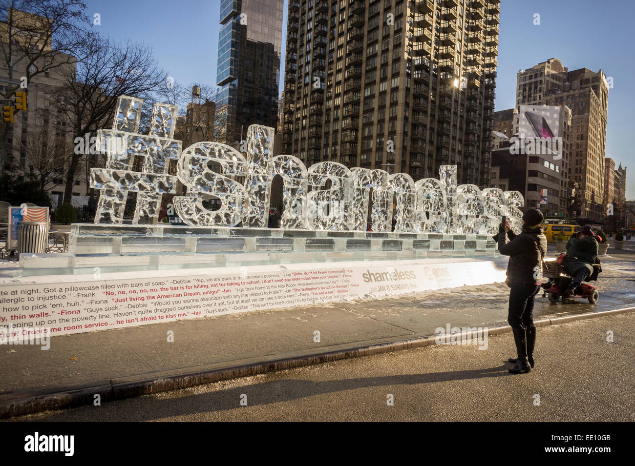 Passer da divertirsi con una scultura di ghiaccio promuovendo la serie di Showtime 'Shameless' viene visualizzata in Madison Square a New York il Venerdì, 9 gennaio 2015. La quinta stagione della televisione via cavo show inizia domenica. (© Richard B. Levine) Foto Stock