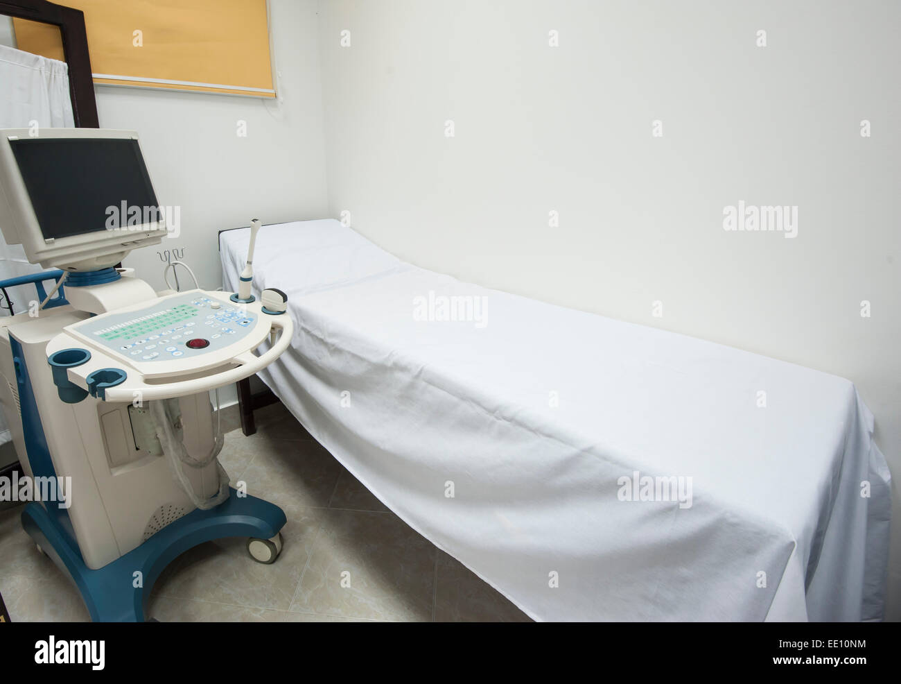 Lettino con scanner ad ultrasuoni macchina nel centro medico ospedale Foto Stock